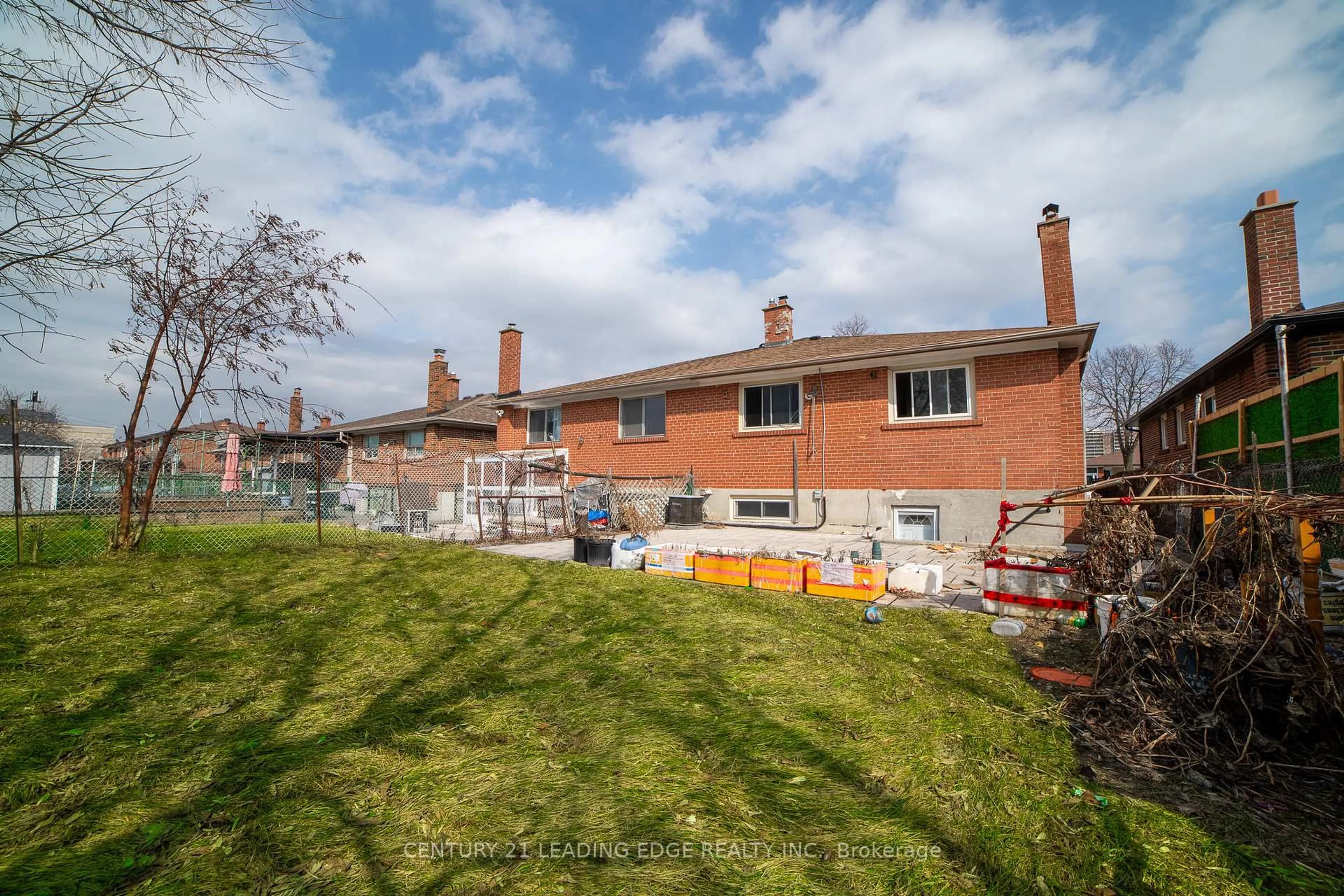 A pic from outside/outdoor area/front of a property/back of a property/a pic from drone, street for 34 Petiole Rd, Toronto Ontario M3N 2B4