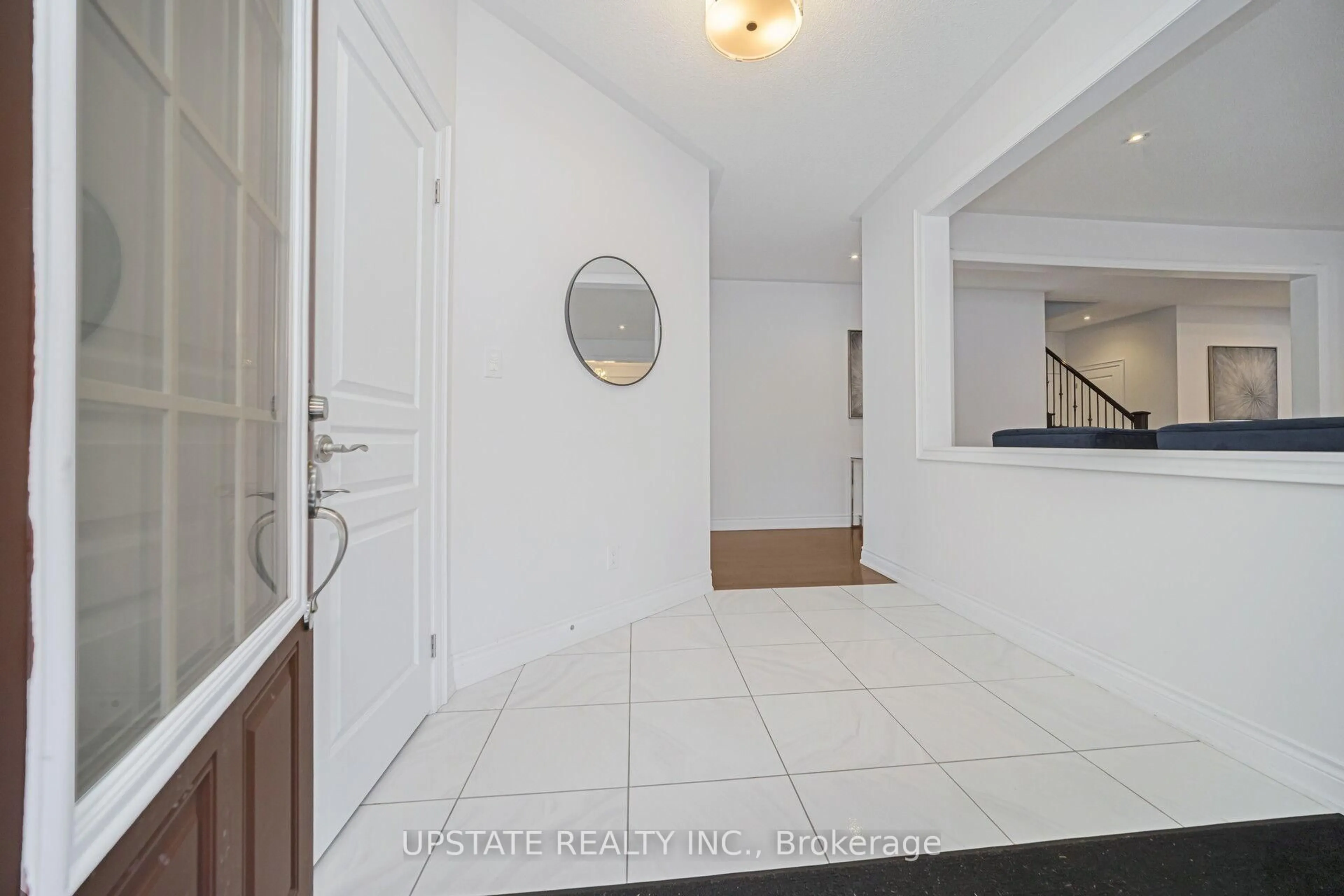 Indoor entryway for 11 Mistyglen Cres, Brampton Ontario L6Y 0X2