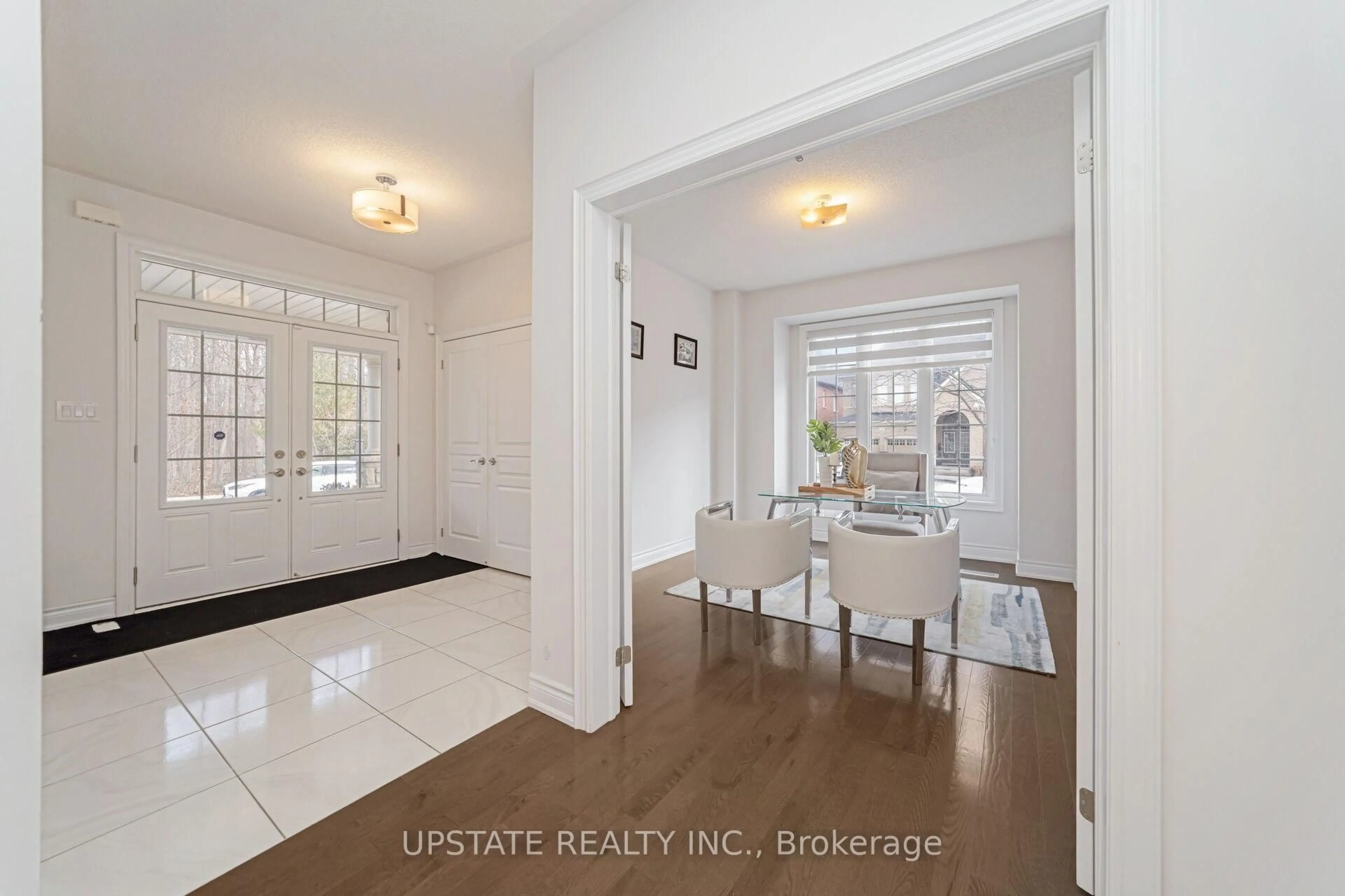 Indoor entryway for 11 Mistyglen Cres, Brampton Ontario L6Y 0X2