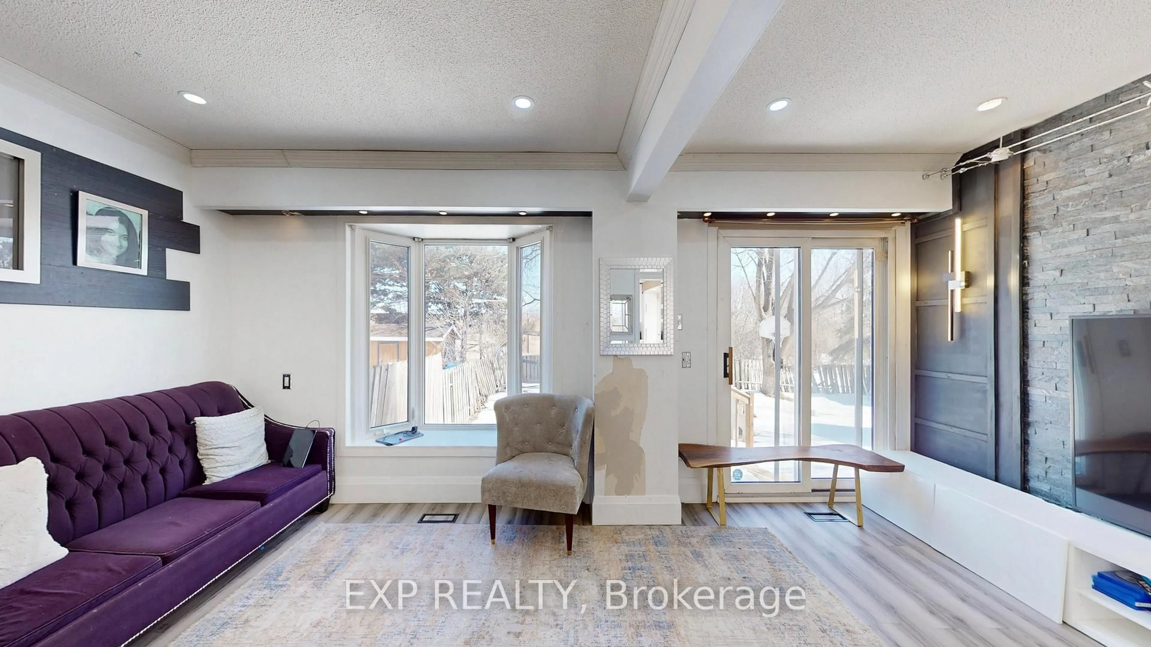 Living room with furniture, unknown for 2458 COBBINSHAW CIR Dr, Mississauga Ontario L5N 2G3