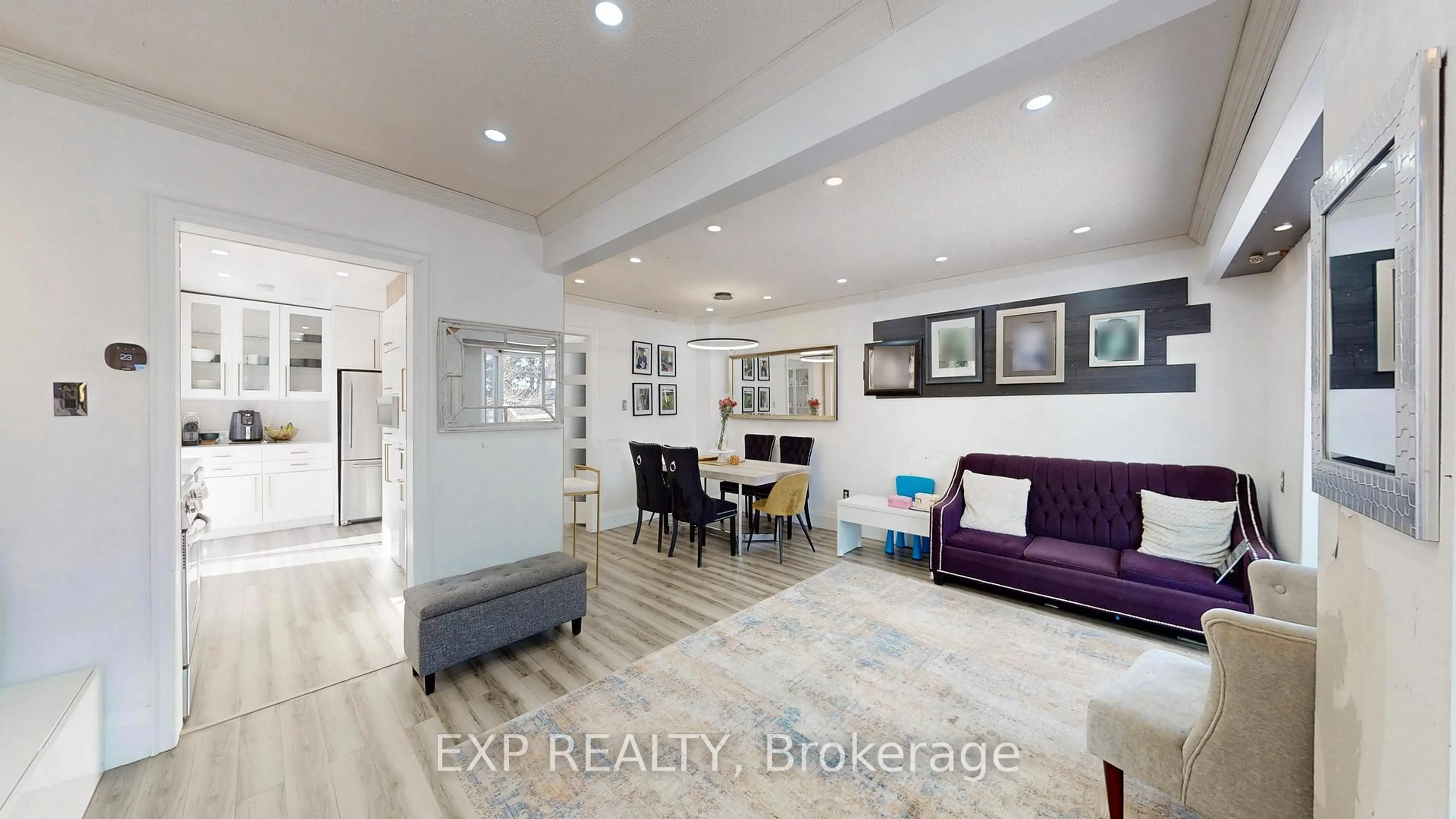 Indoor entryway for 2458 COBBINSHAW CIR Dr, Mississauga Ontario L5N 2G3