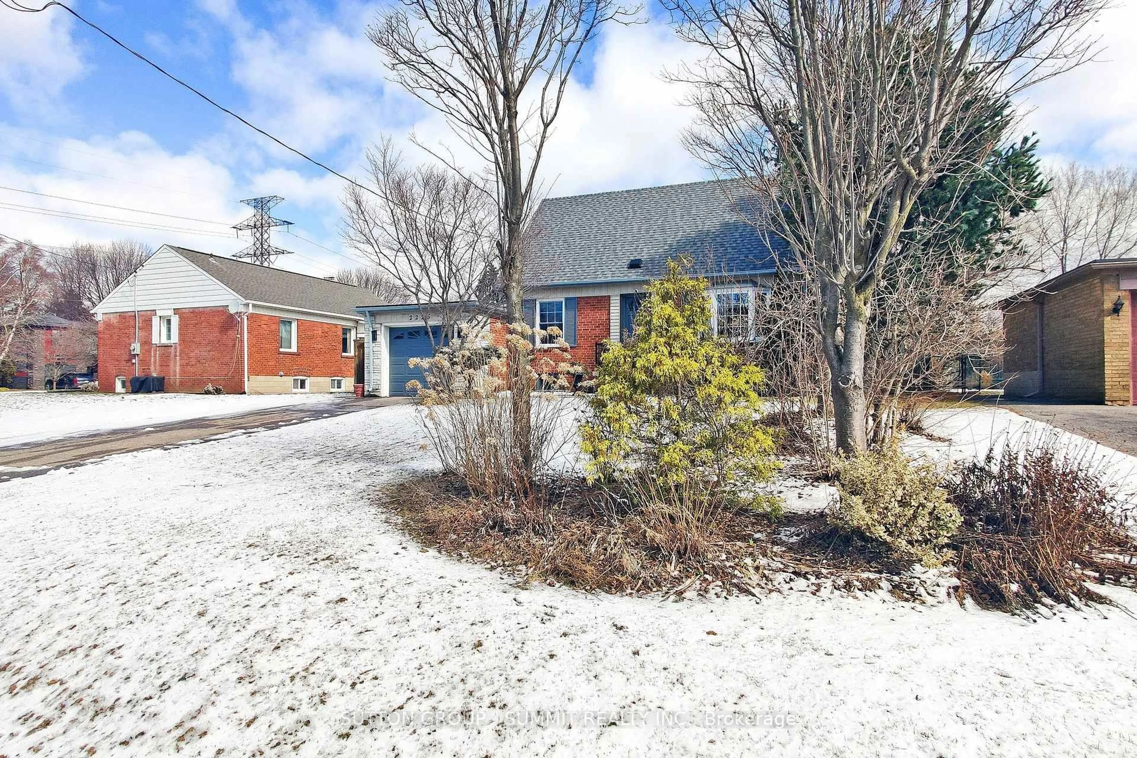 A pic from outside/outdoor area/front of a property/back of a property/a pic from drone, street for 2225 RAMBO Rd, Mississauga Ontario L4Y 1X8