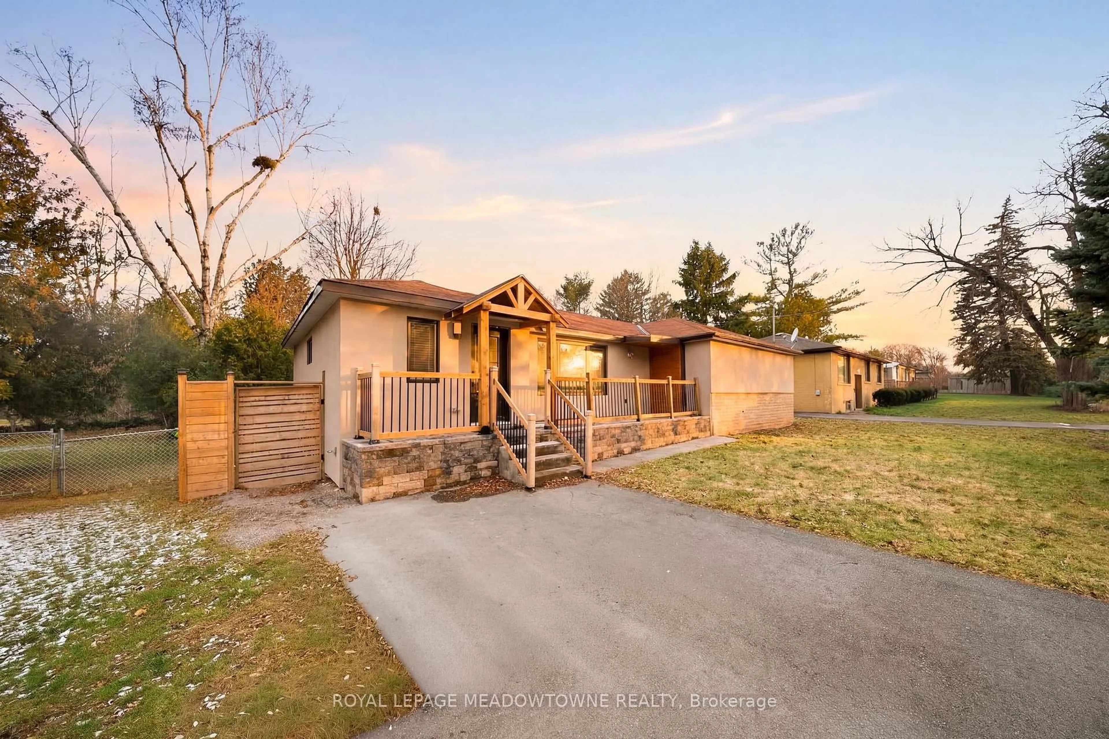 Unknown for 208 Glen Oak Dr, Oakville Ontario L6K 2J2