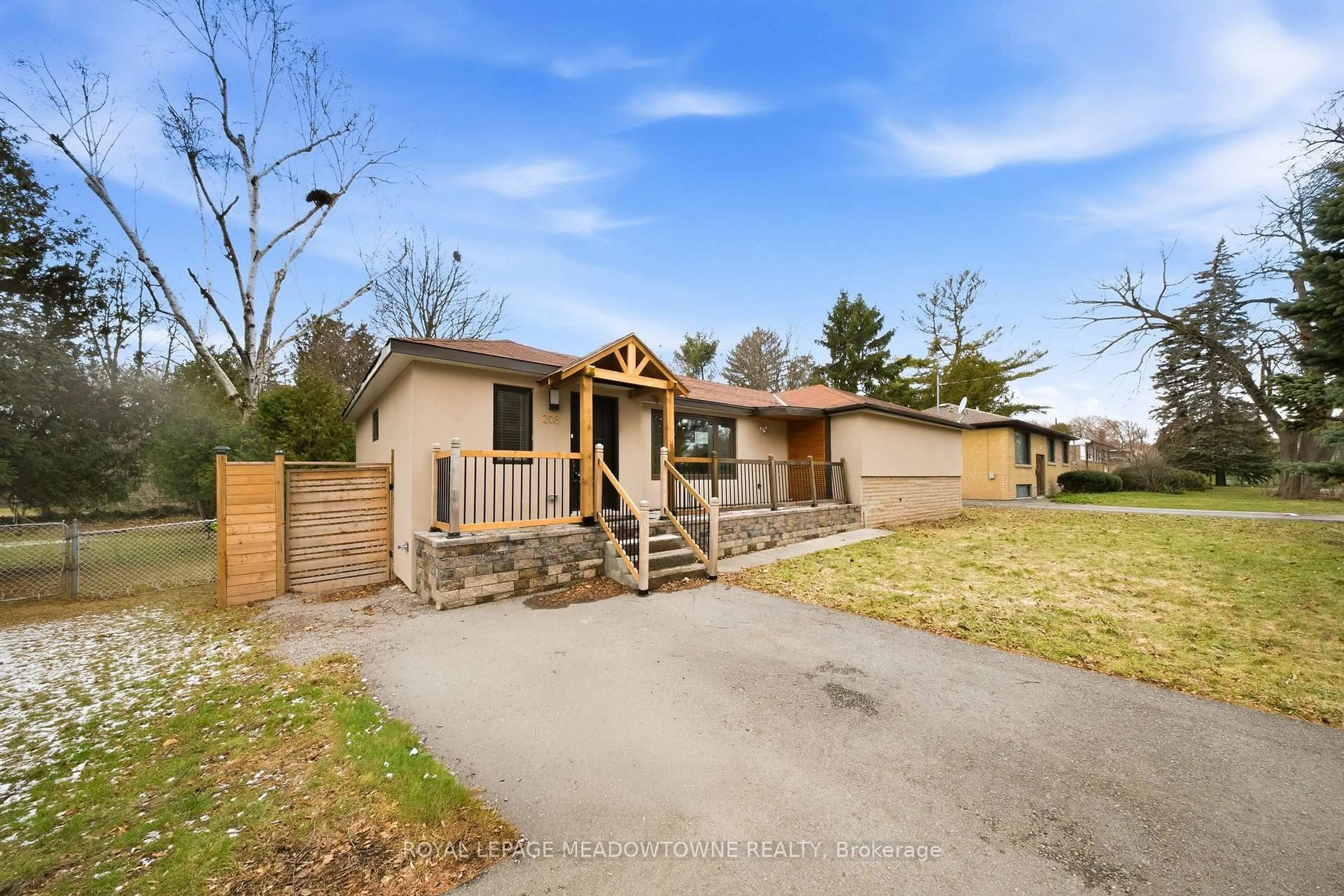 A pic from outside/outdoor area/front of a property/back of a property/a pic from drone, street for 208 Glen Oak Dr, Oakville Ontario L6K 2J2