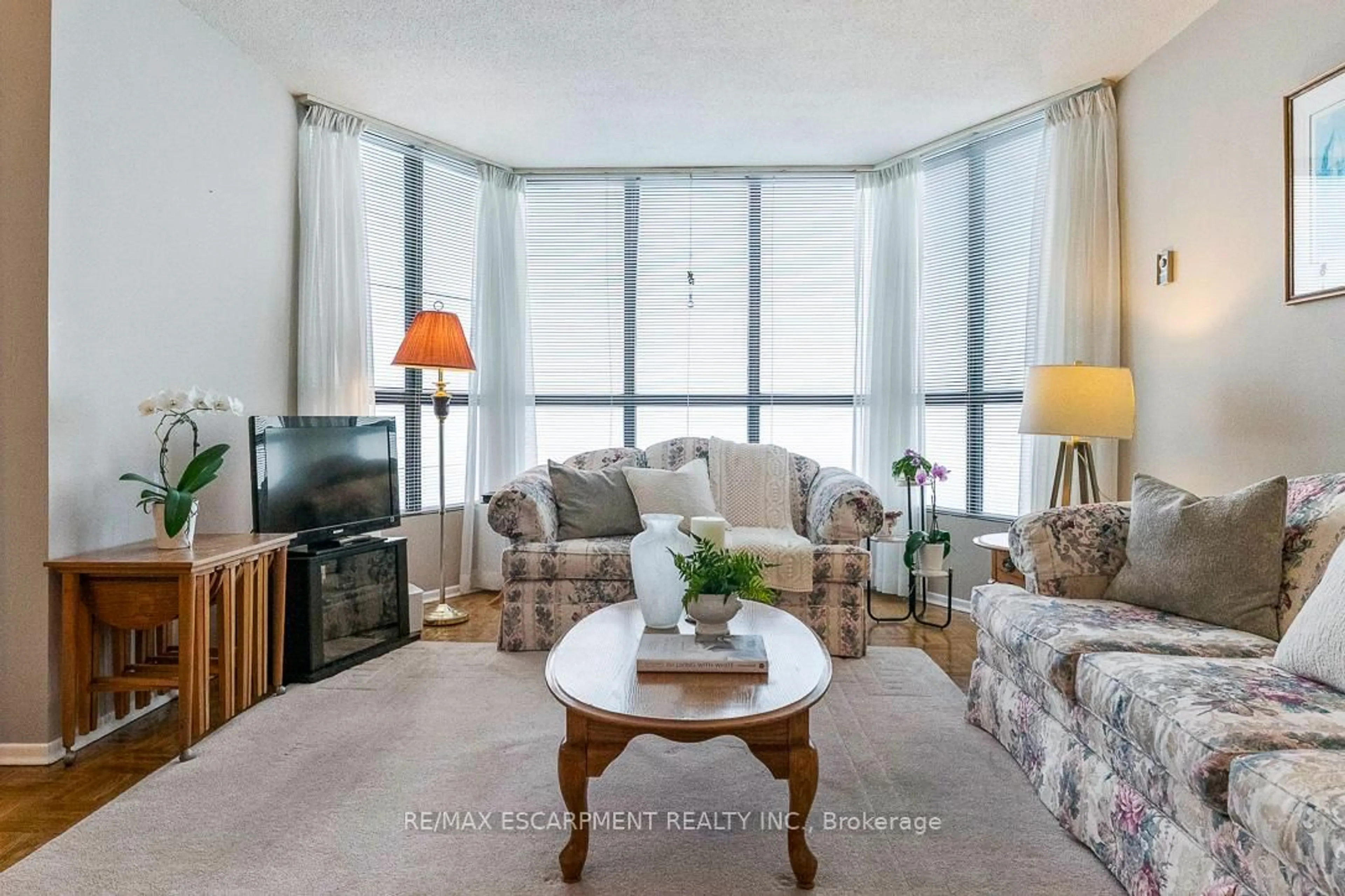 Living room with furniture, unknown for 1333 BLOOR St #1905, Mississauga Ontario L4Y 3T6