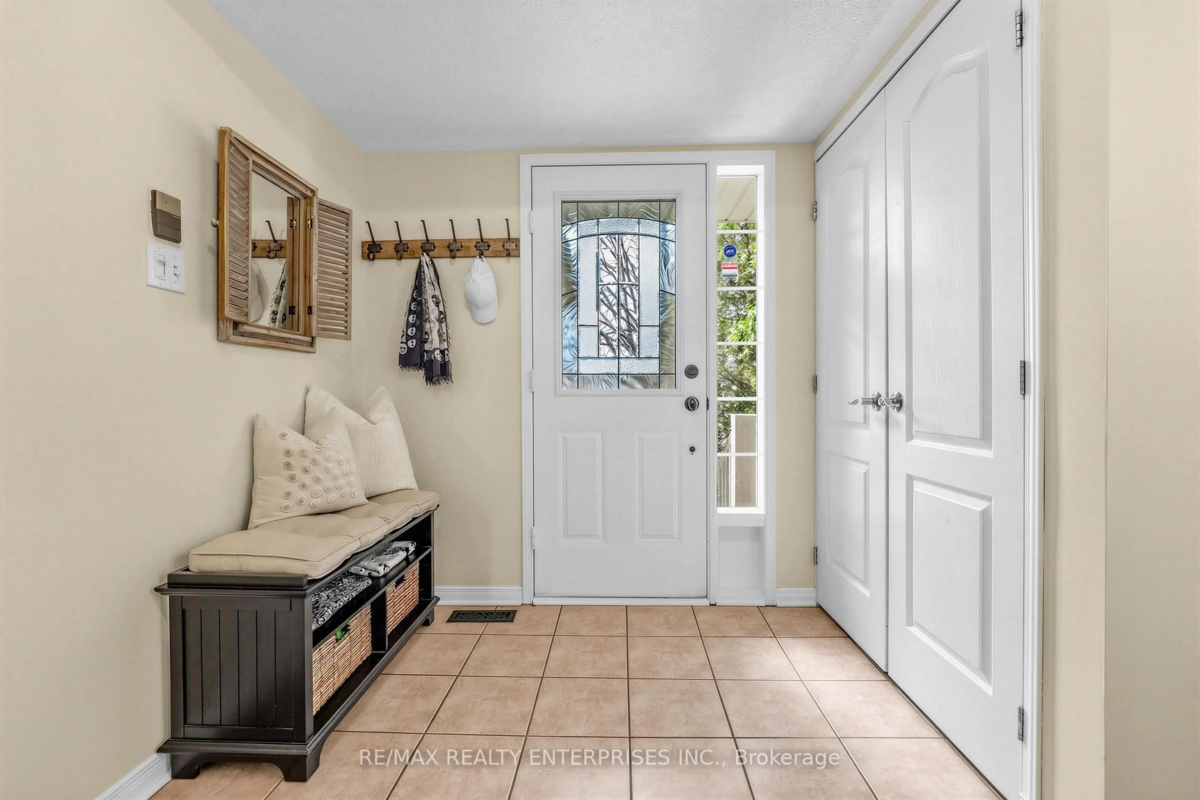 Indoor entryway for 1338 Godwick Dr, Mississauga Ontario L5N 7X3