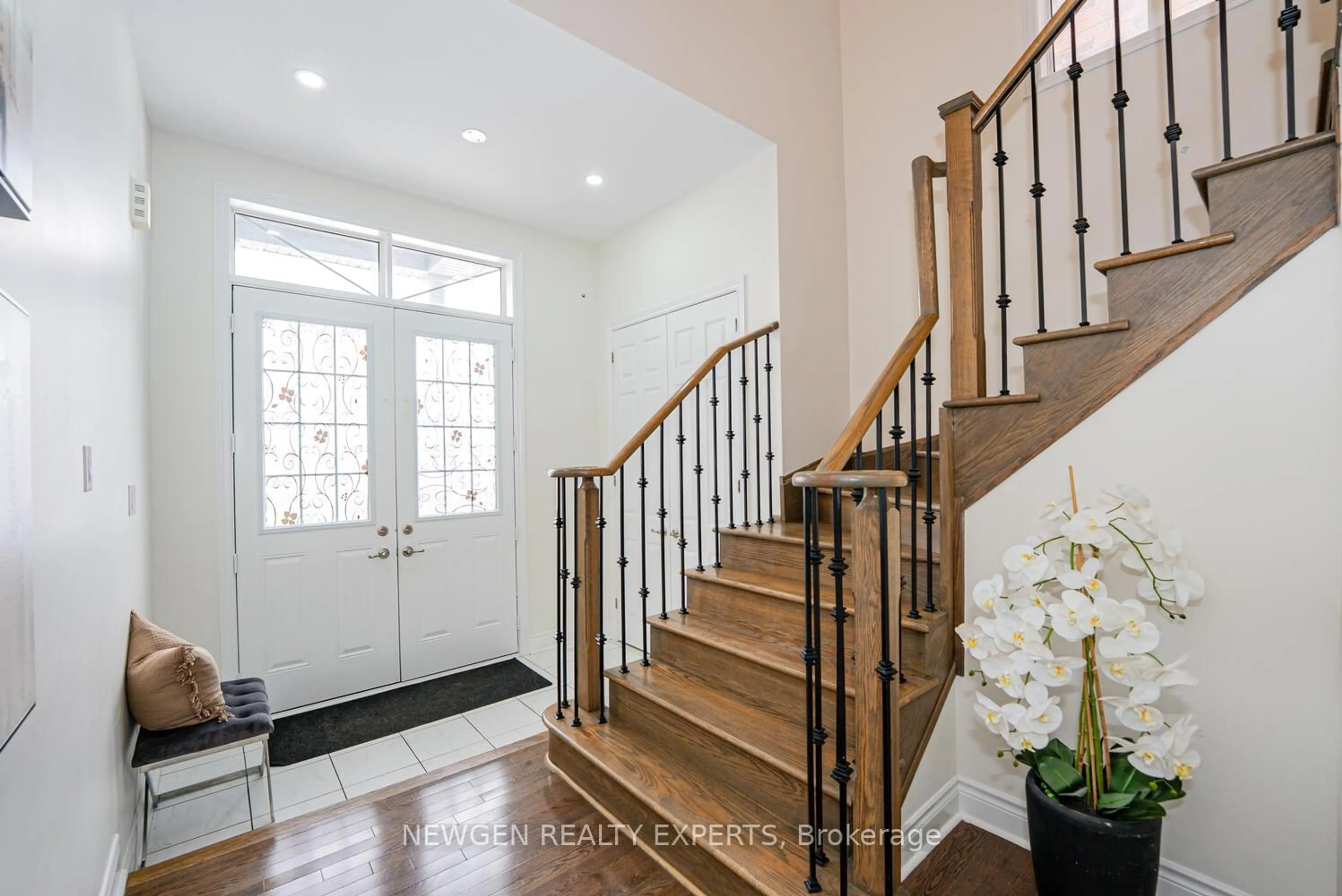 Indoor entryway for 17 Monarch Dr, Halton Hills Ontario L7G 0H9