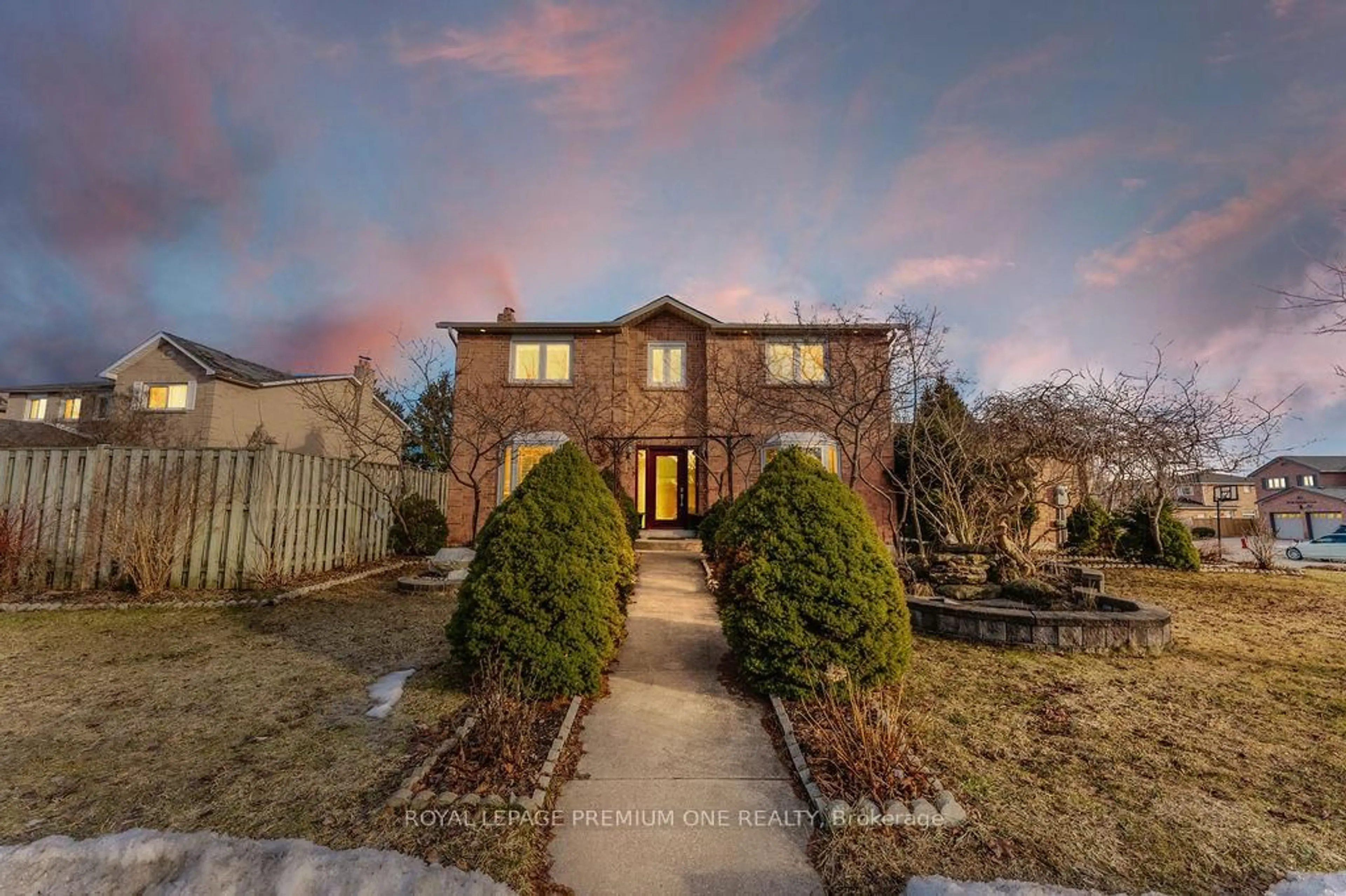 A pic from outside/outdoor area/front of a property/back of a property/a pic from drone, street for 25 Sir Lancelot Crt, Caledon Ontario L7E 1N3