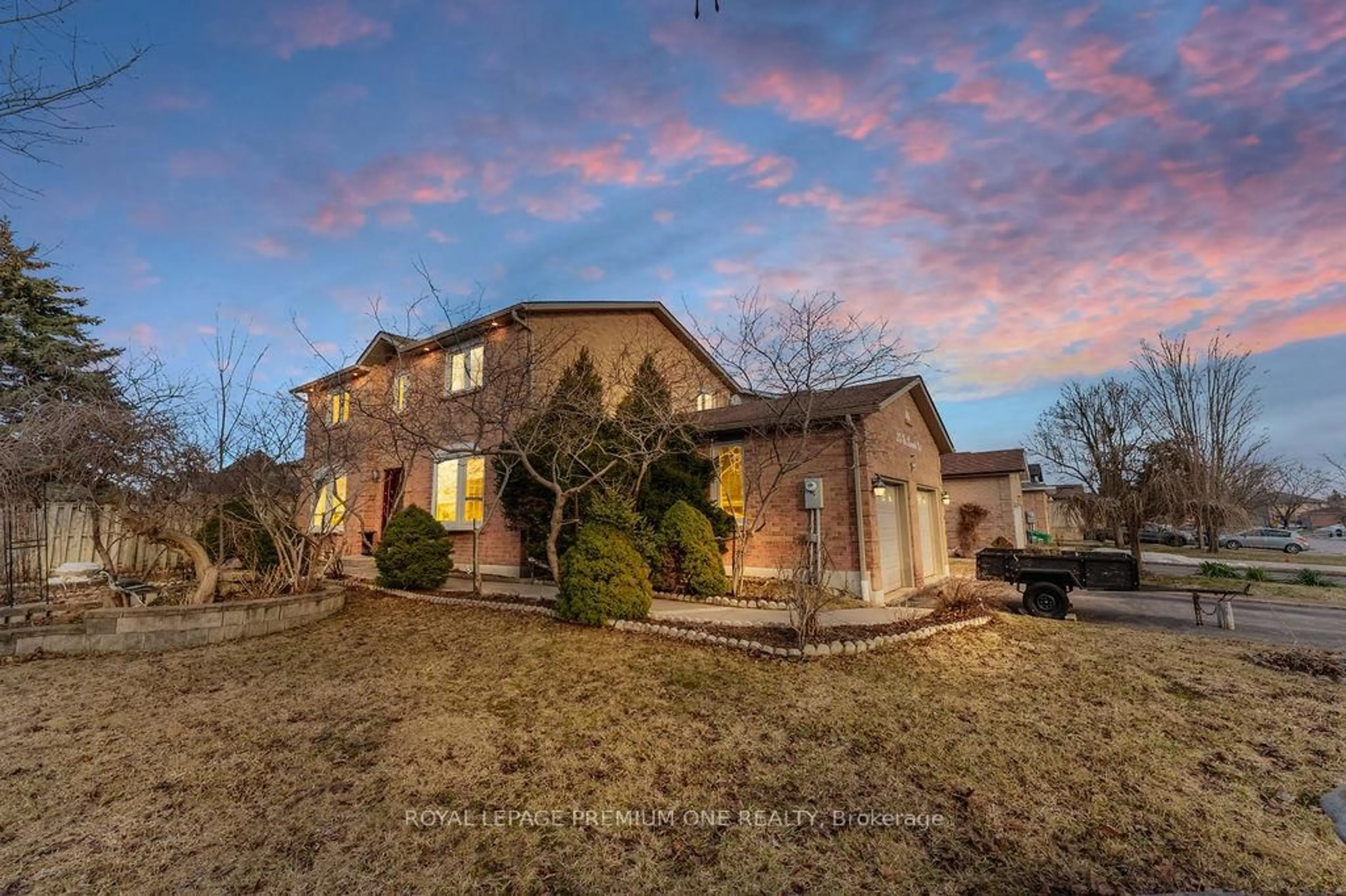 A pic from outside/outdoor area/front of a property/back of a property/a pic from drone, street for 25 Sir Lancelot Crt, Caledon Ontario L7E 1N3