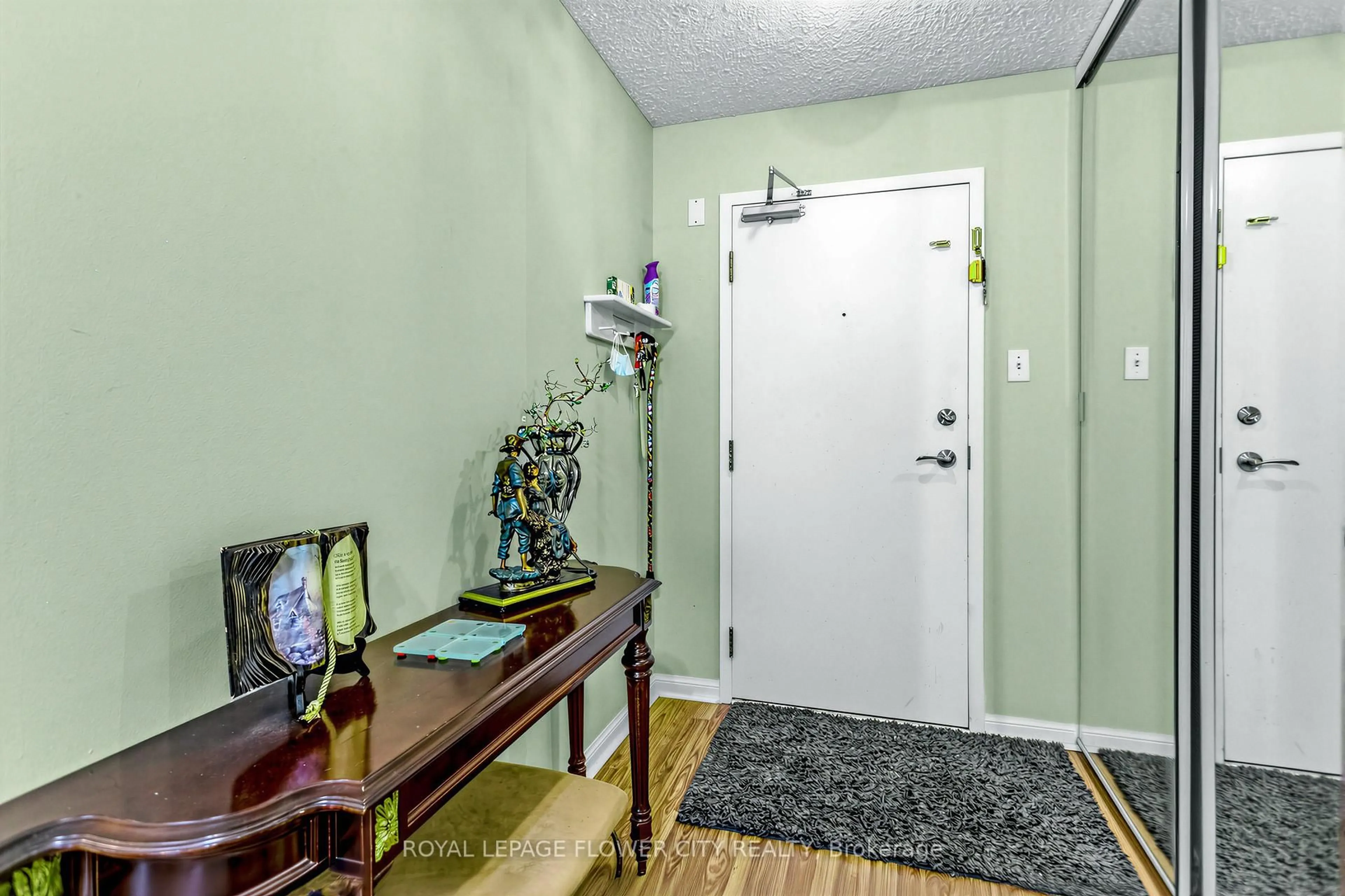 Indoor entryway for 10 Laurelcrest St #1208, Brampton Ontario L4W 5P7