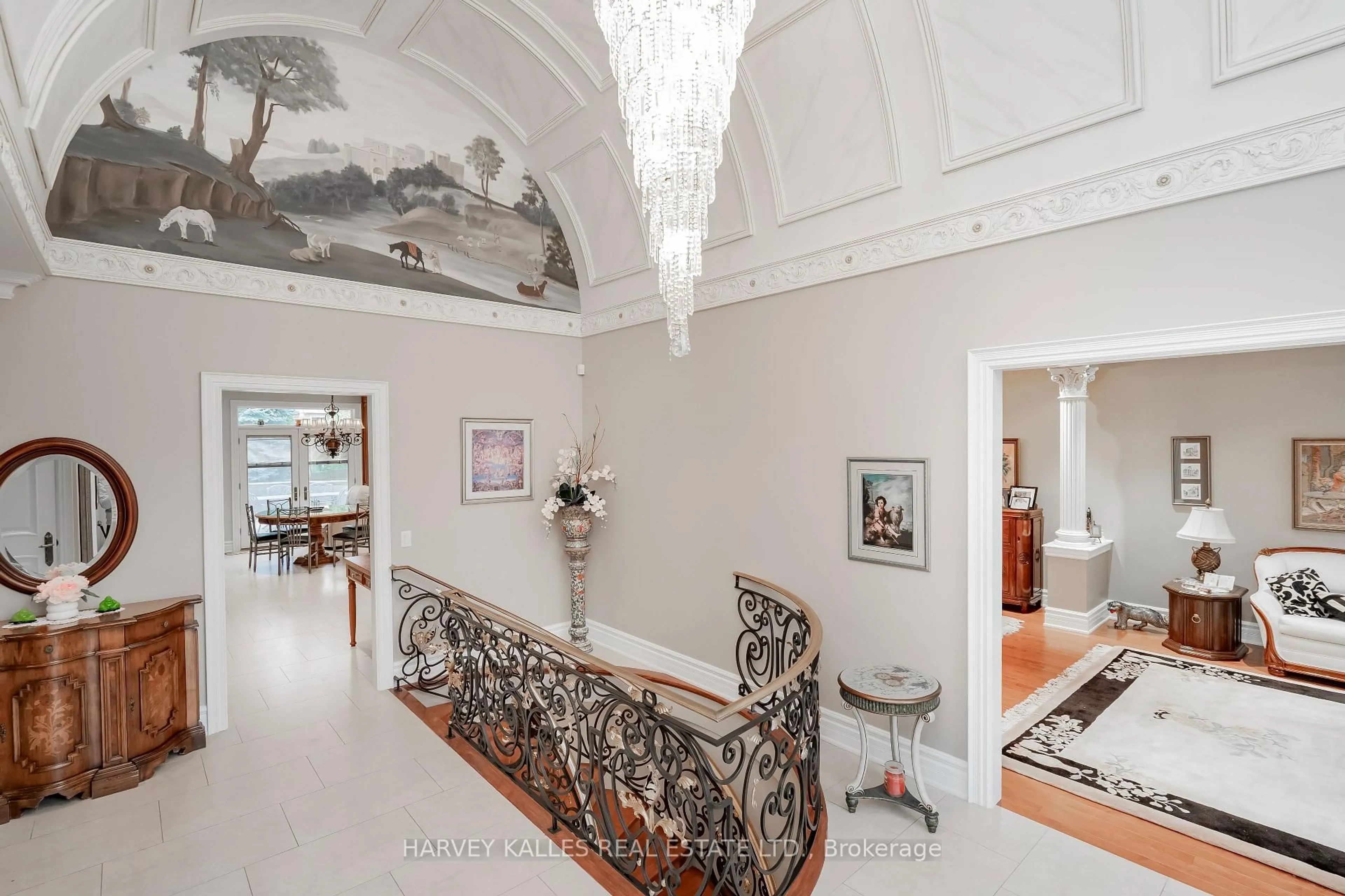 Indoor foyer for 2370 Hammond Rd, Mississauga Ontario L5K 1T2