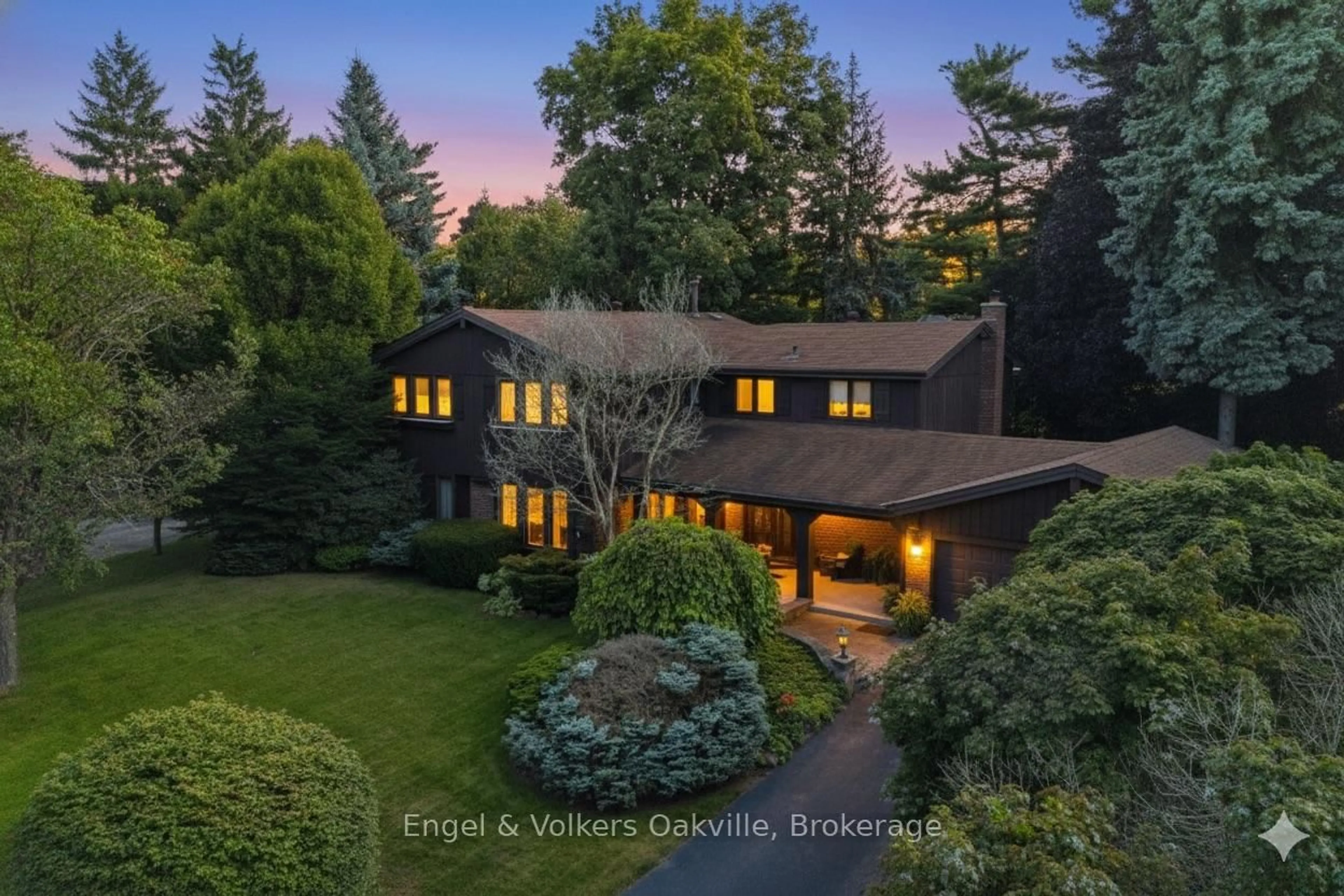 A pic from outside/outdoor area/front of a property/back of a property/a pic from drone, unknown for 250 Gatestone Ave, Oakville Ontario L6J 5R9