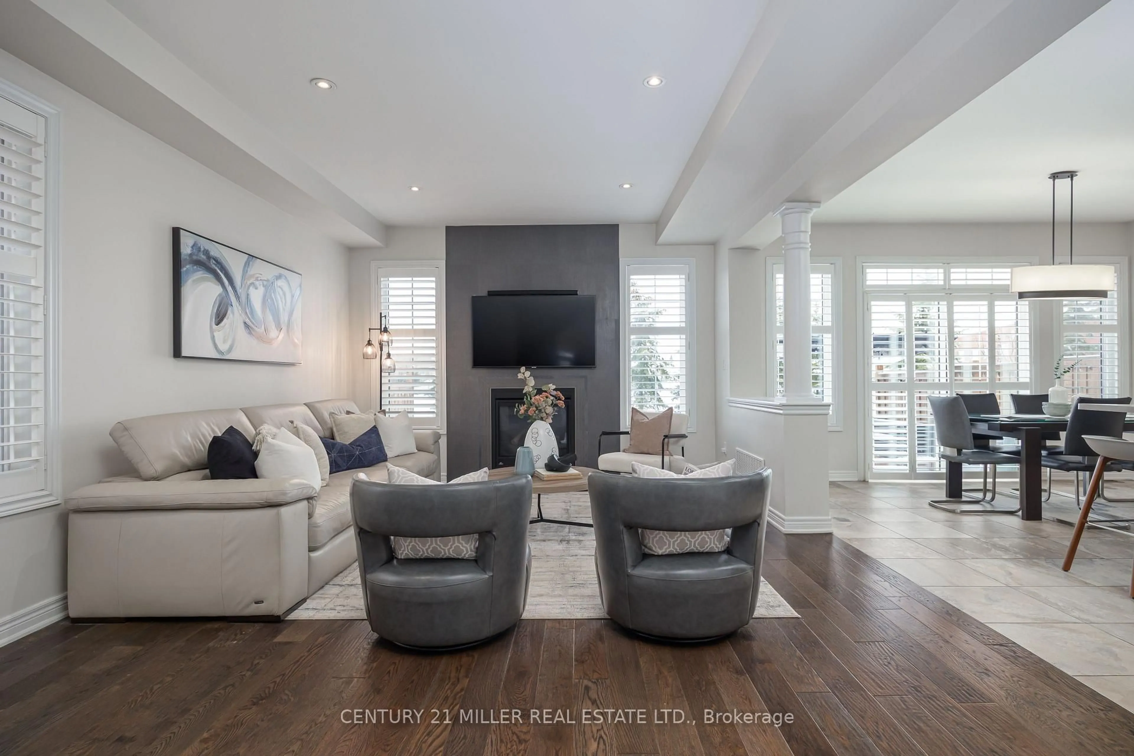 Living room with furniture, unknown for 4684 Ray Lane, Burlington Ontario L7M 0N9