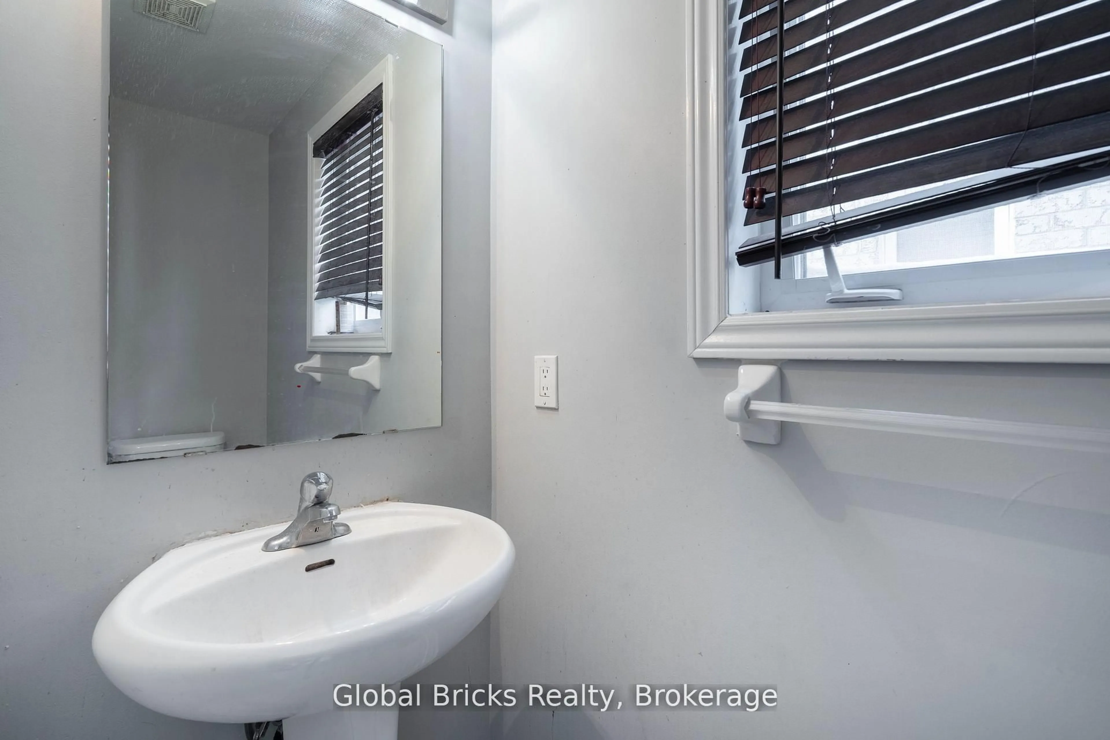Standard bathroom, ceramic/tile floor for 10 Dillon Dr, Brampton Ontario L6X 3B6