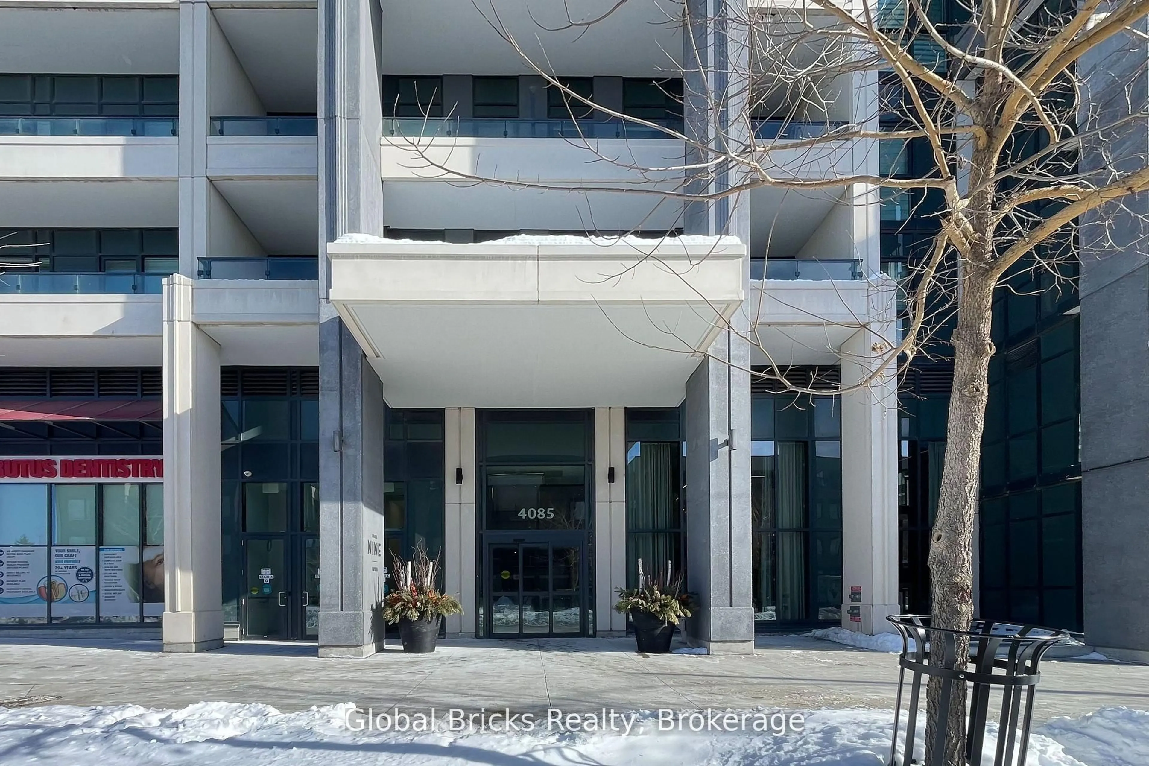 Indoor foyer for 4085 Parkside Village Dr #1405, Mississauga Ontario L5B 0K9