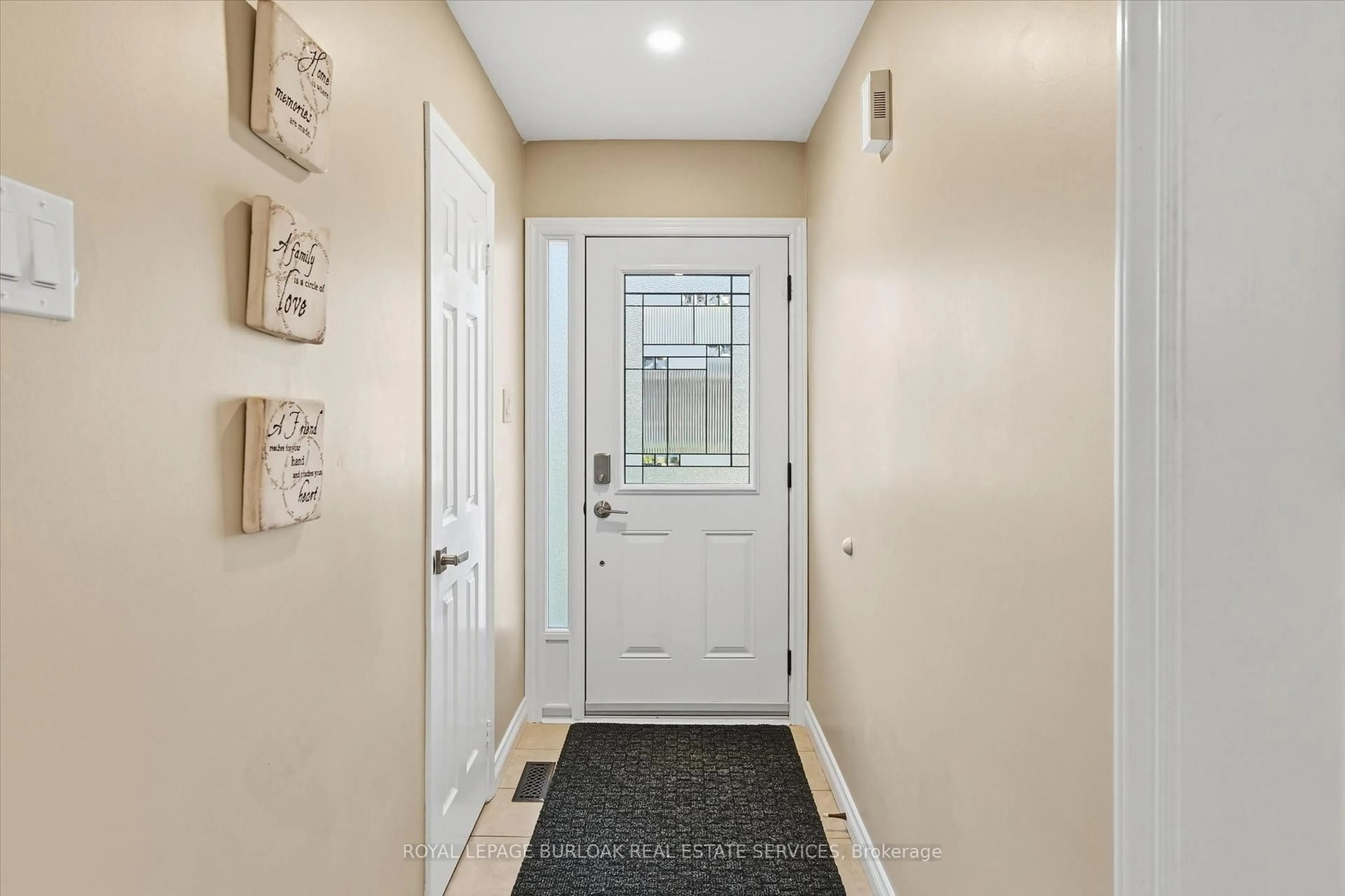 Indoor entryway for 5255 Lakeshore Rd #38, Burlington Ontario L7L 5X8