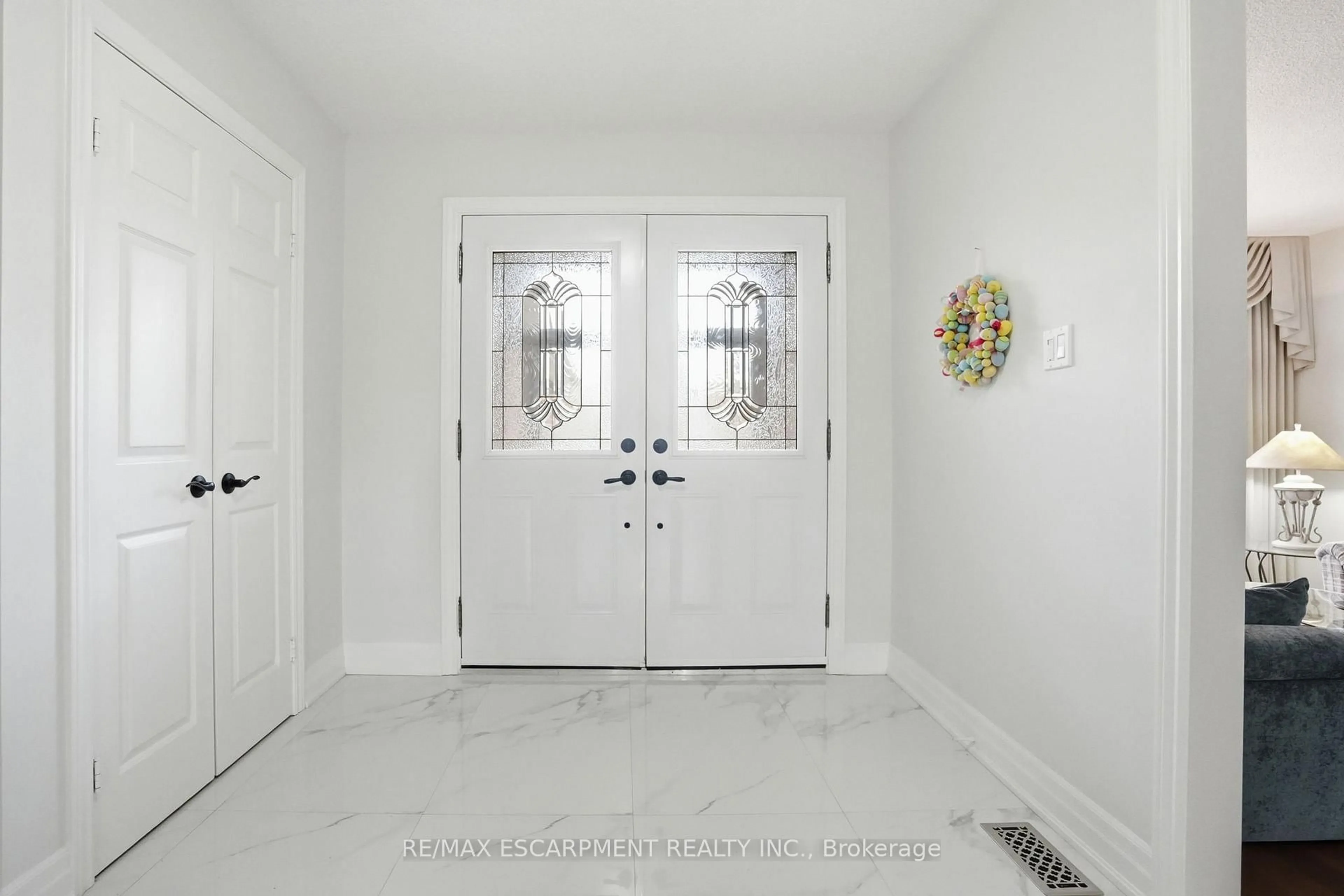 Indoor entryway for 3192 Colebrook Crt, Mississauga Ontario L5N 3E2