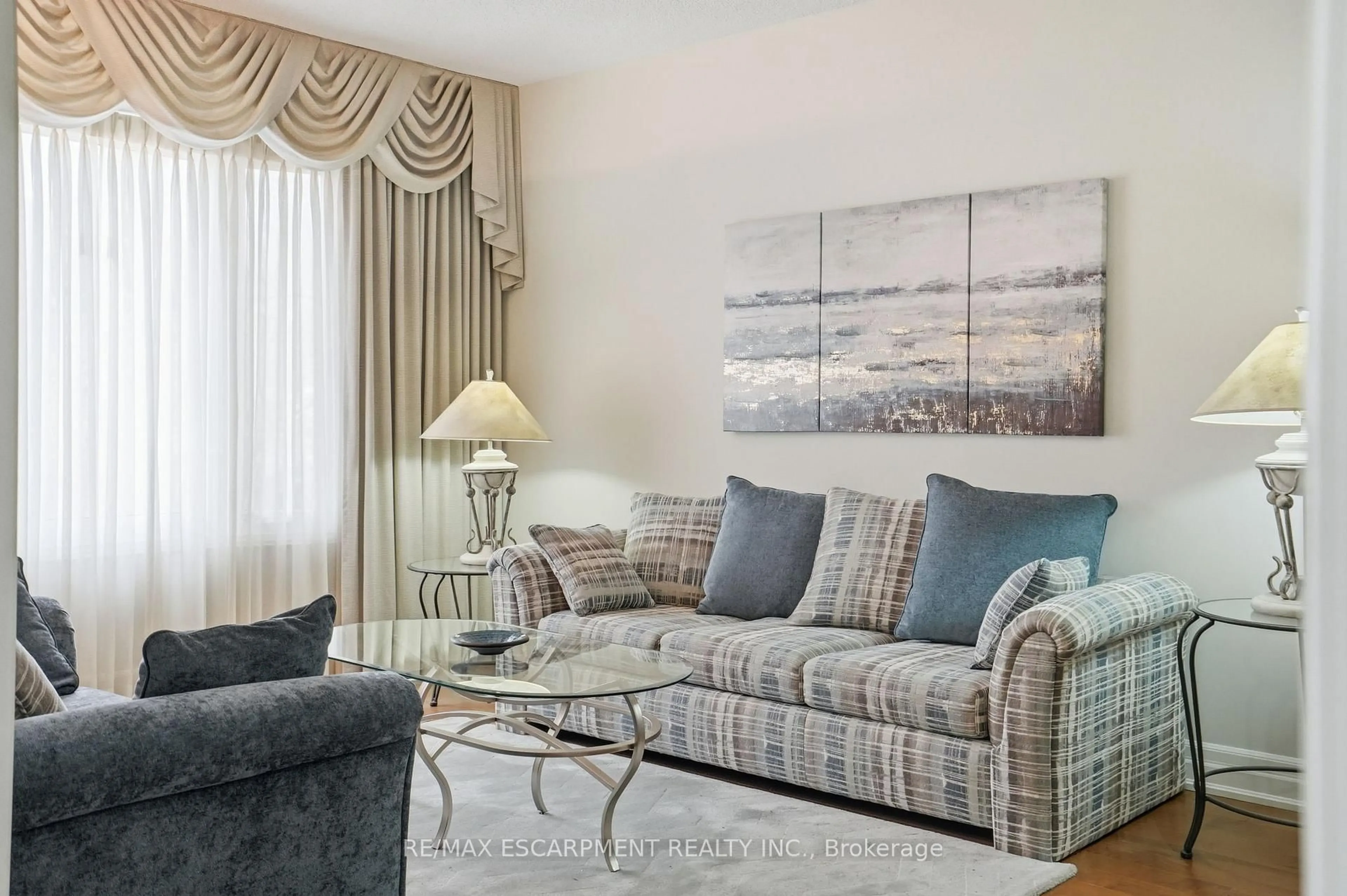Living room with furniture, unknown for 3192 Colebrook Crt, Mississauga Ontario L5N 3E2