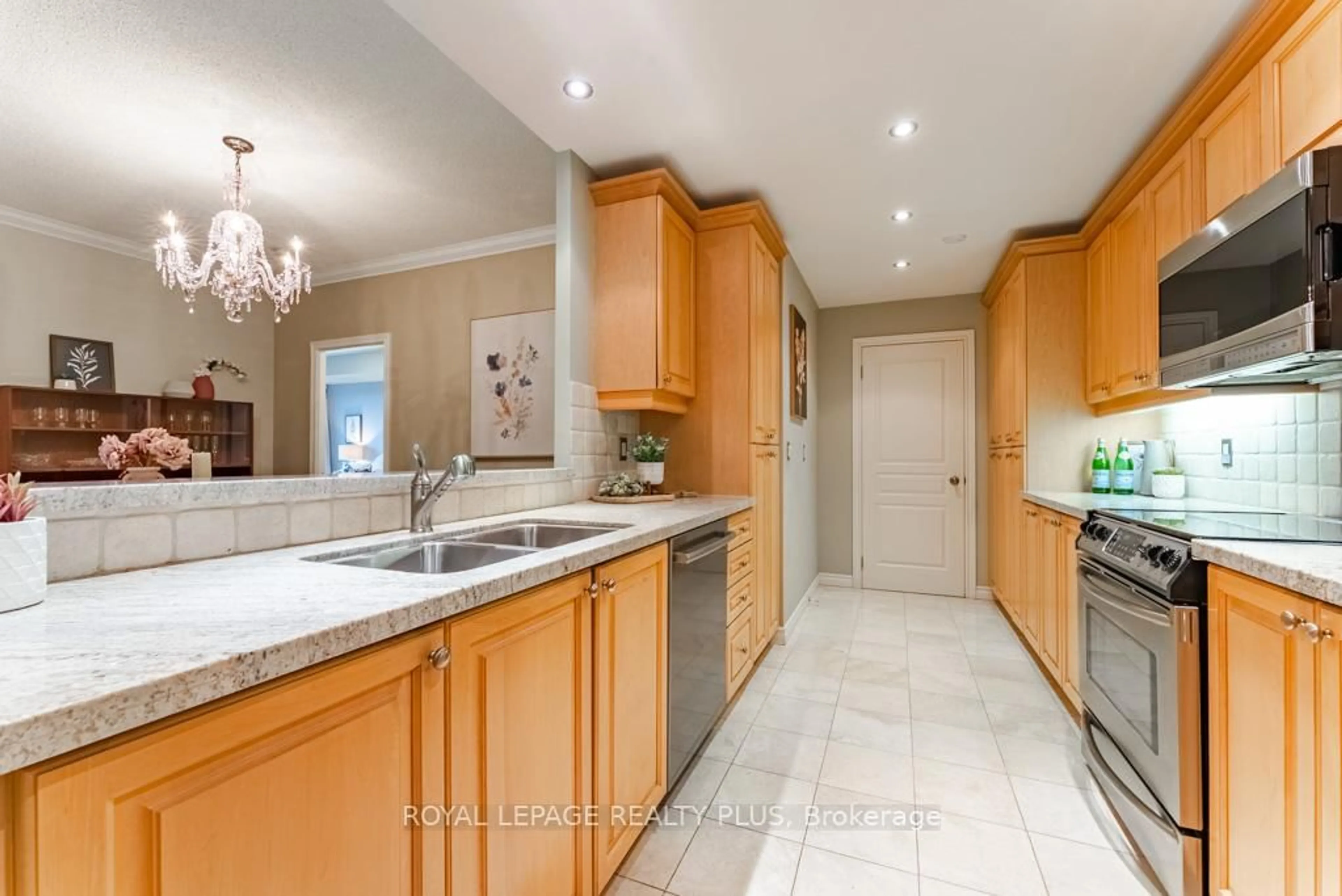 Open concept kitchen, ceramic/tile floor for 2662 Bloor St #609, Toronto Ontario M8X 2Z7