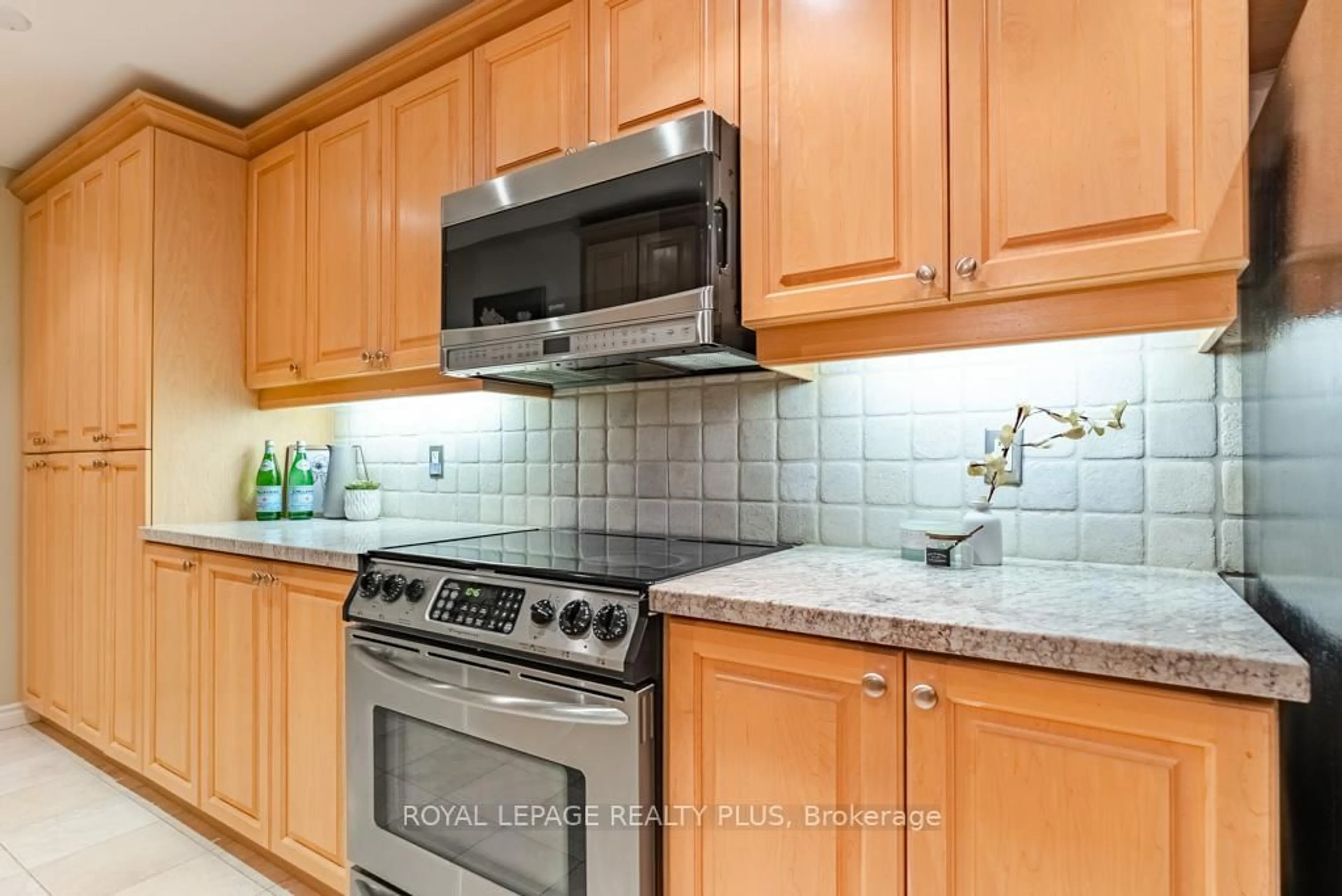 Standard kitchen, ceramic/tile floor for 2662 Bloor St #609, Toronto Ontario M8X 2Z7