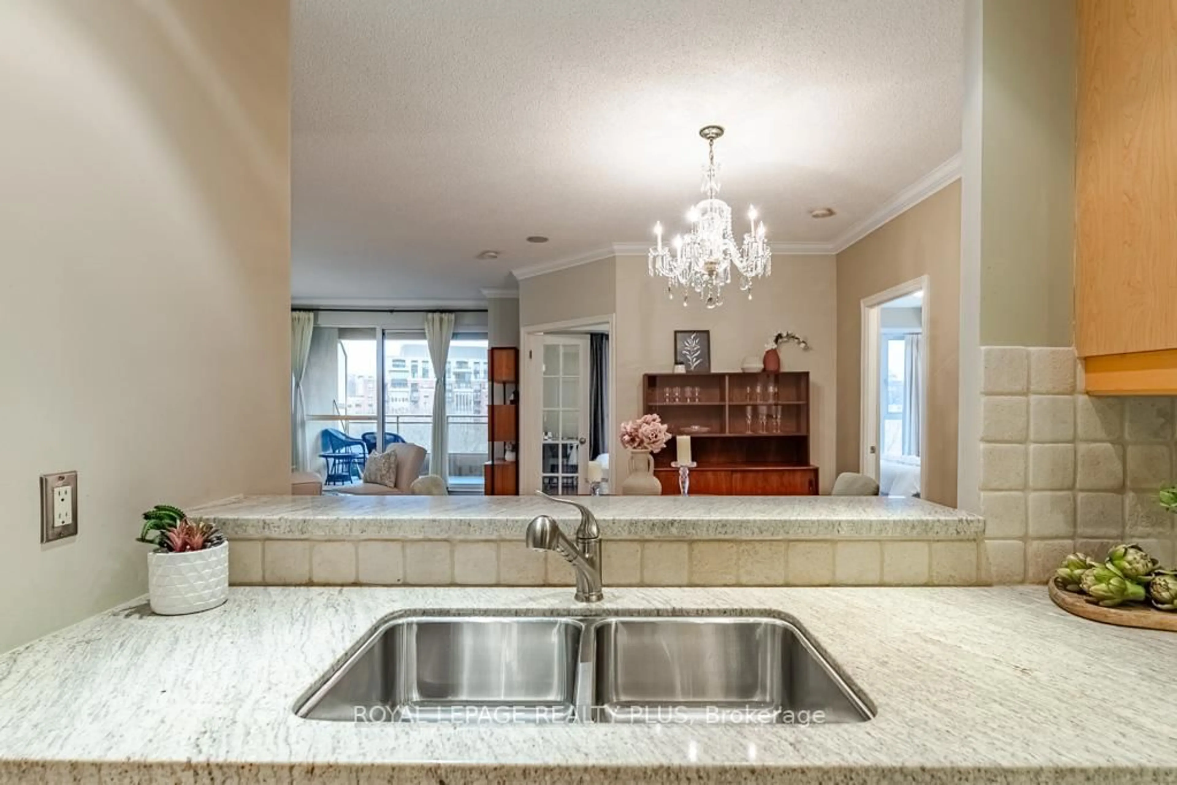 Open concept kitchen, ceramic/tile floor for 2662 Bloor St #609, Toronto Ontario M8X 2Z7