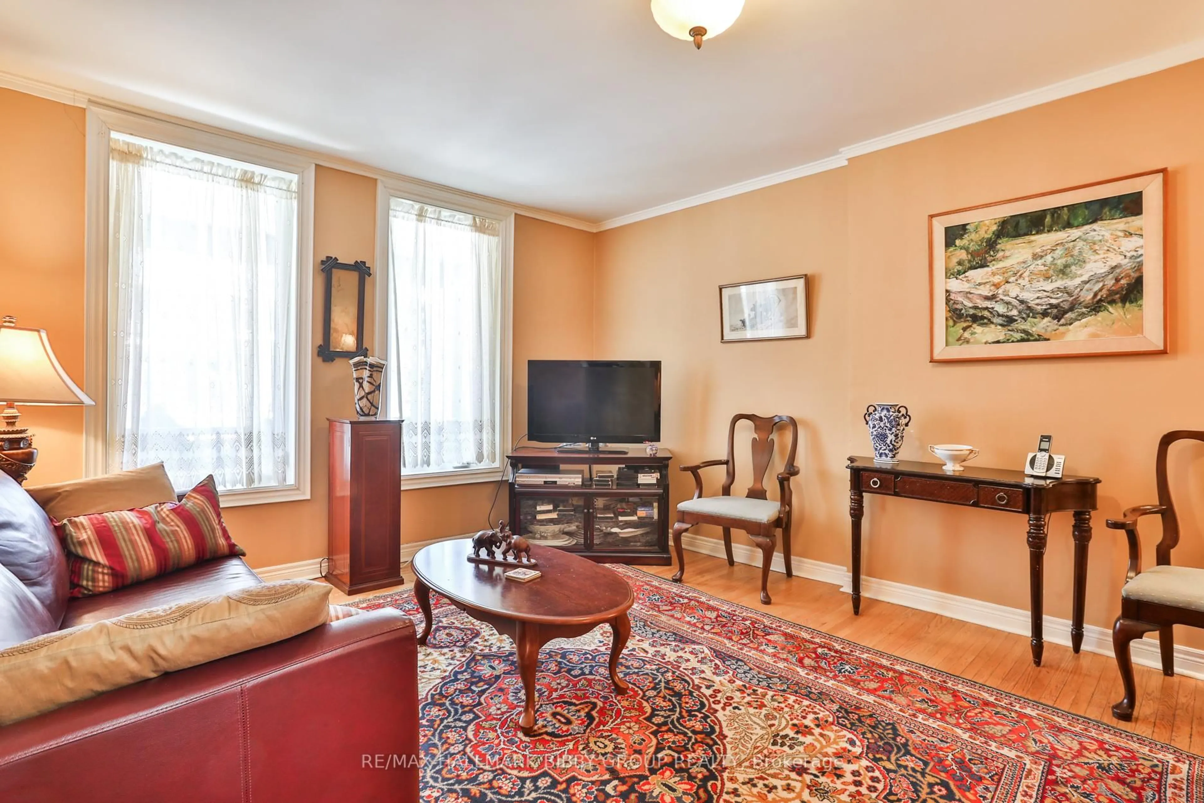 Living room with furniture, unknown for 98 Fuller Ave, Toronto Ontario M6R 2C5