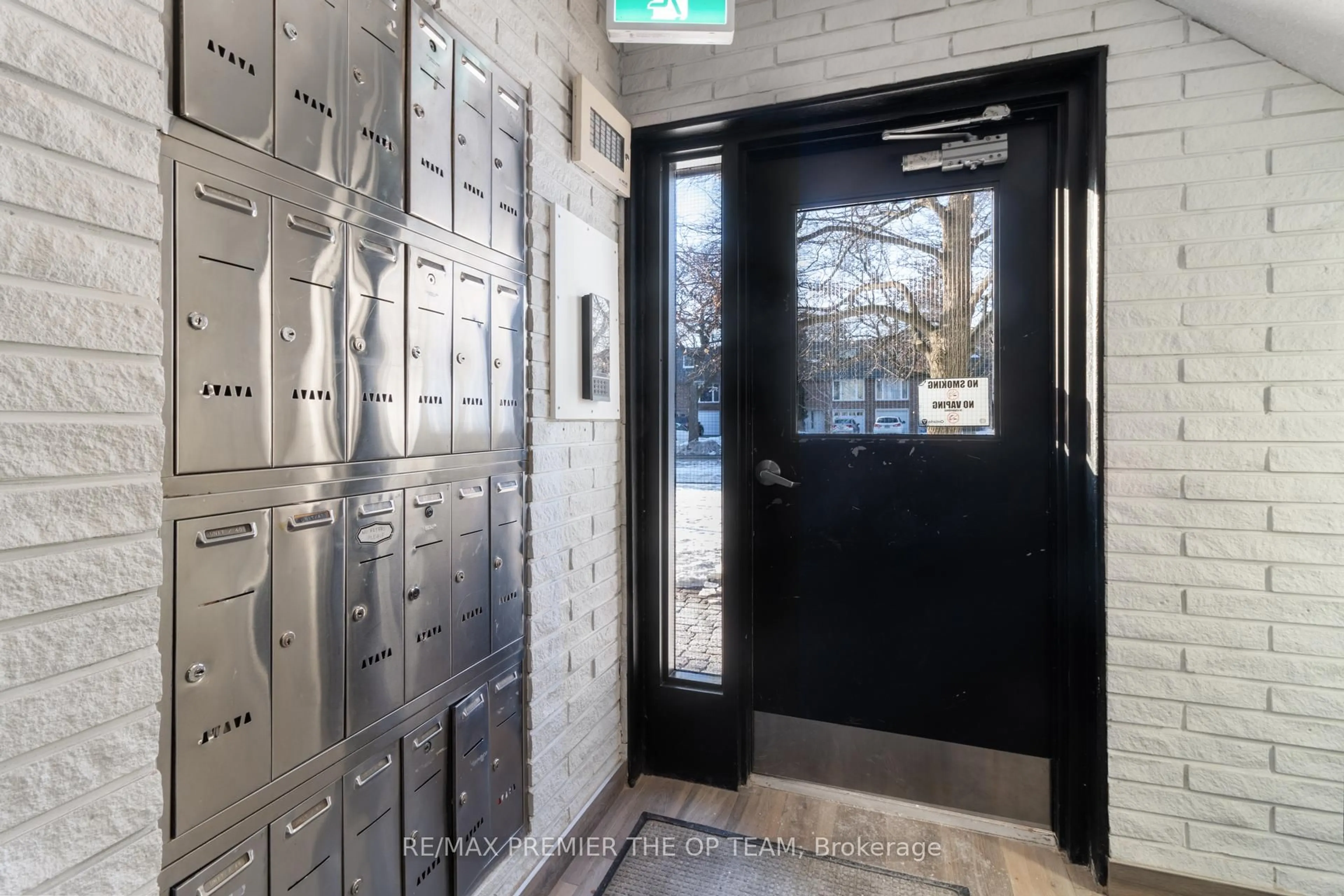 Indoor entryway for 1016 Falgarwood Dr #37, Oakville Ontario L6H 2P5