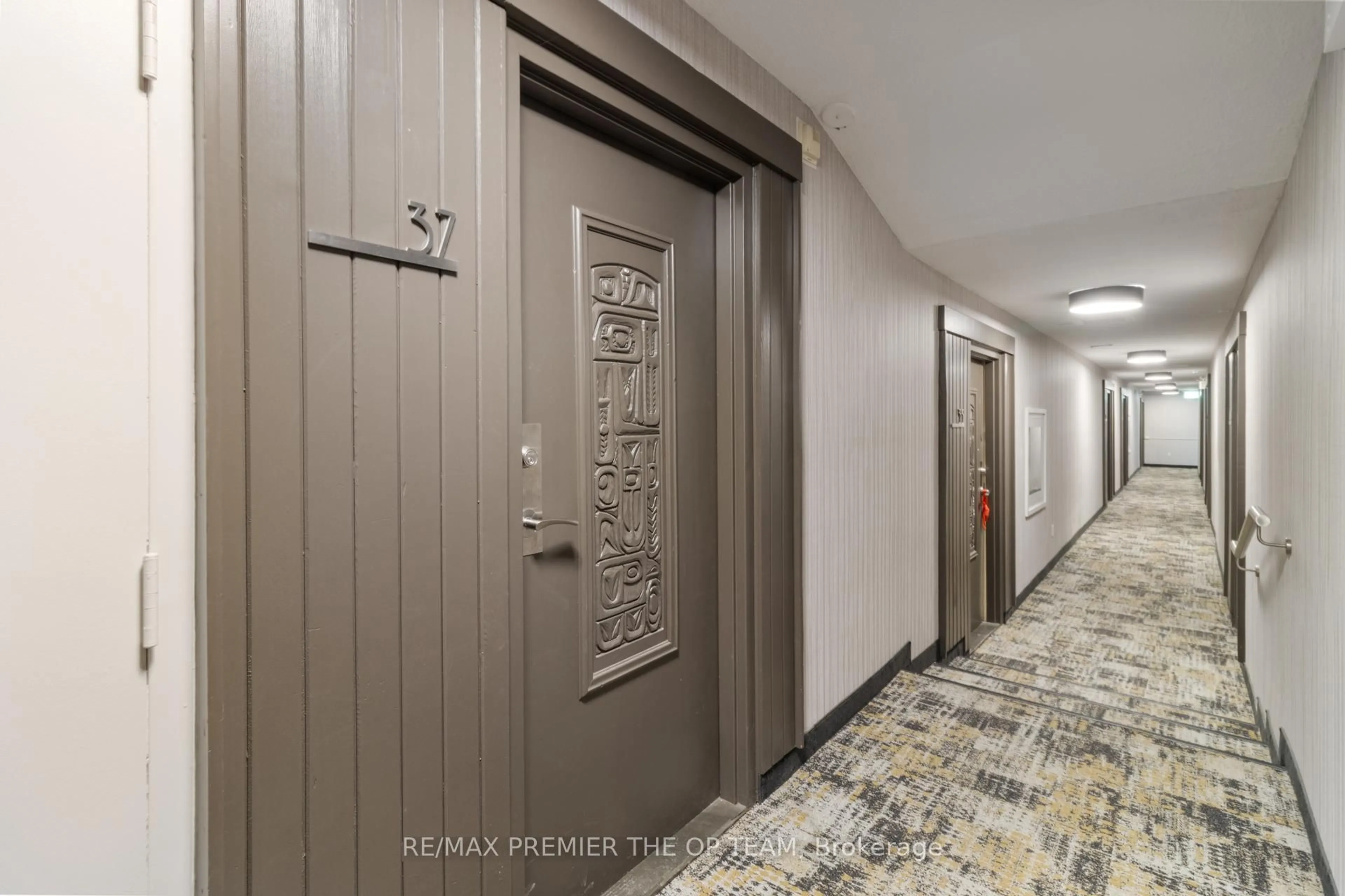 Indoor foyer for 1016 Falgarwood Dr #37, Oakville Ontario L6H 2P5