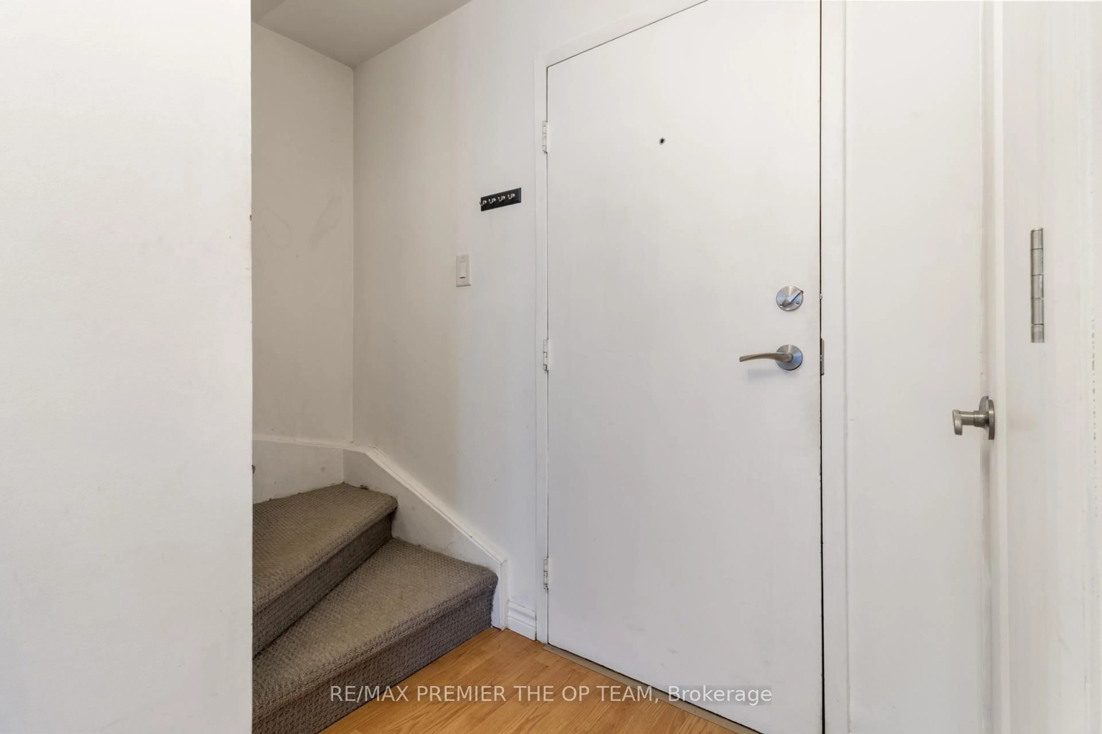 Indoor entryway for 1016 Falgarwood Dr #37, Oakville Ontario L6H 2P5