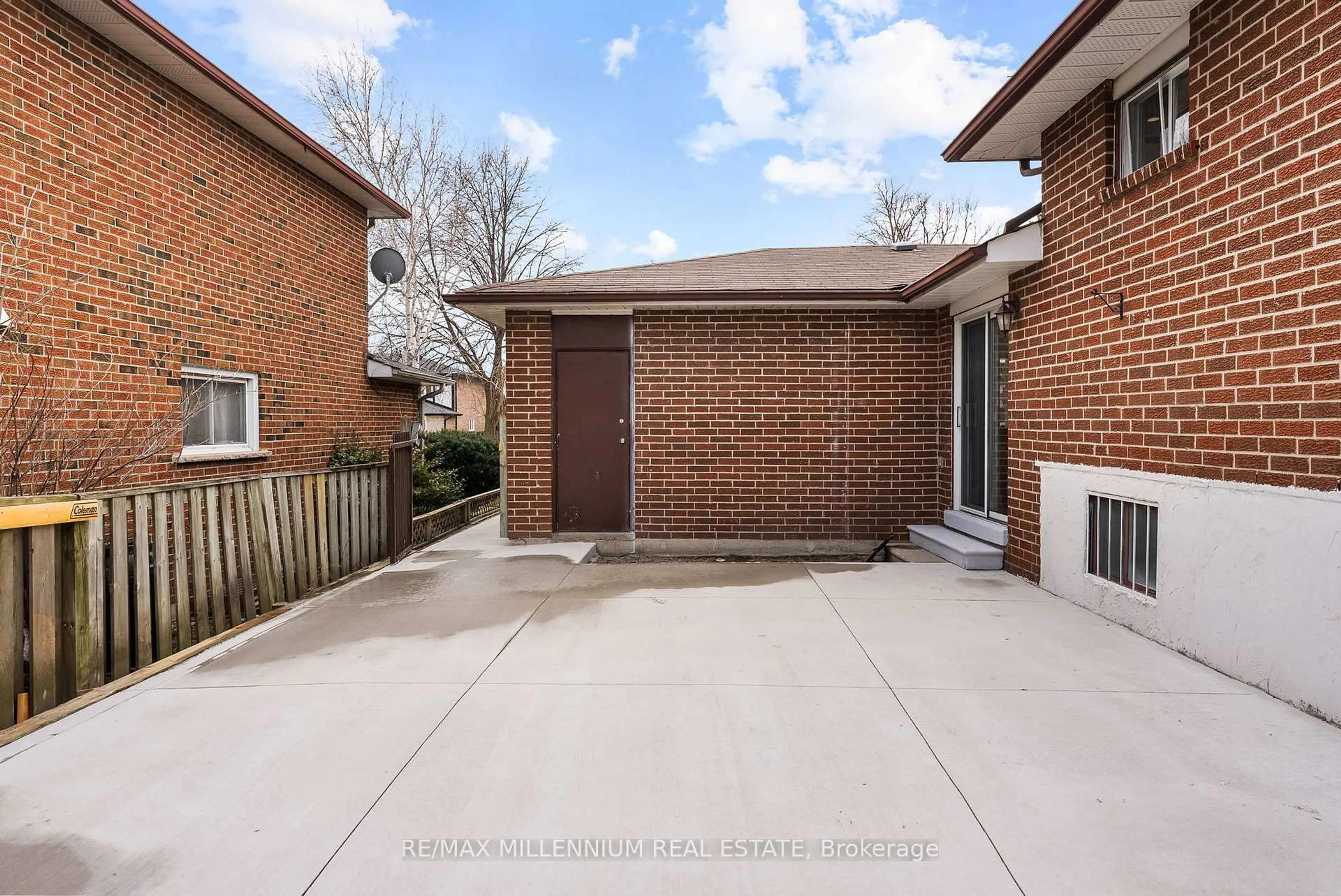 Patio, street for 2437 Chilsworthy Ave, Mississauga Ontario L5B 2R4