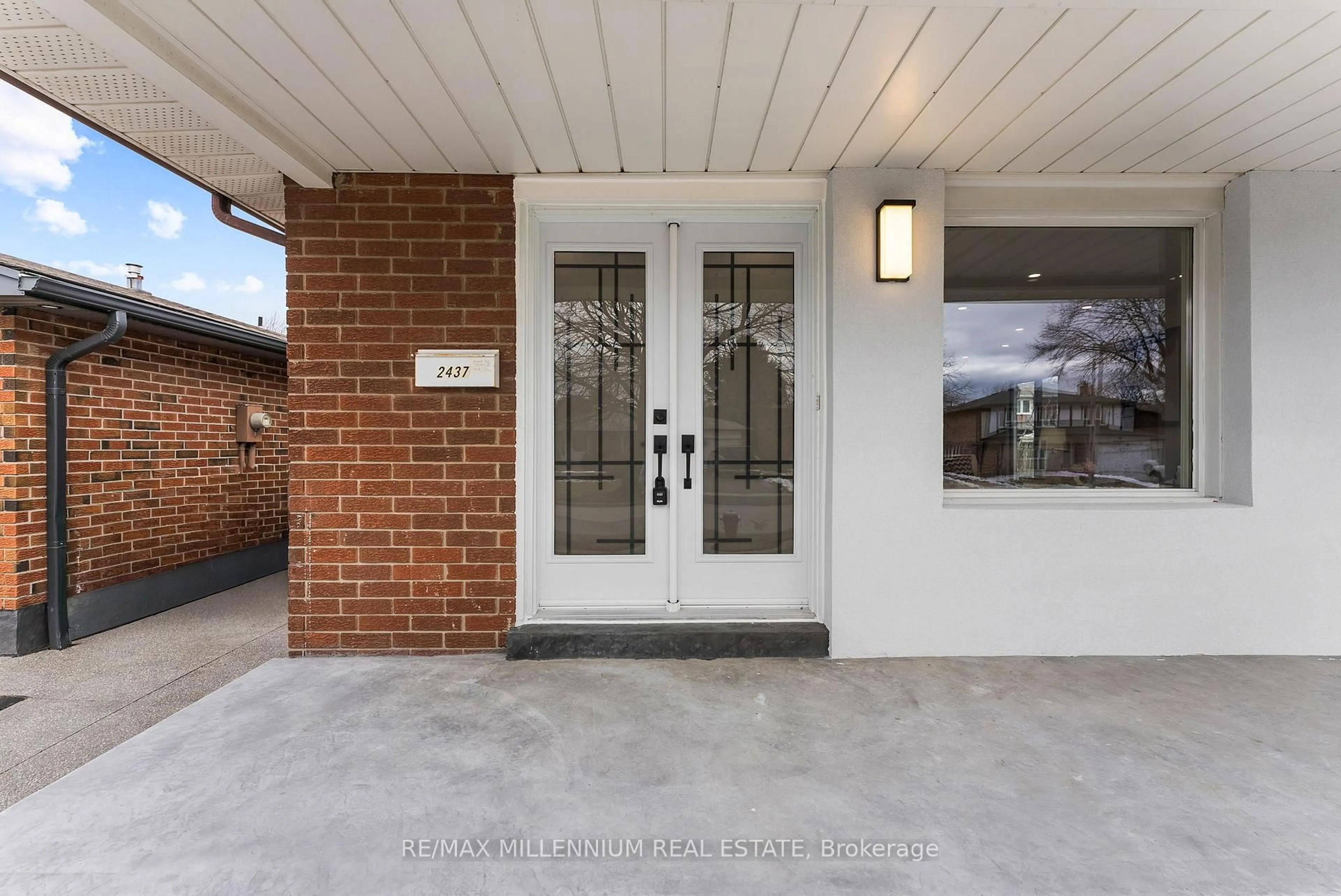 Unknown for 2437 Chilsworthy Ave, Mississauga Ontario L5B 2R4