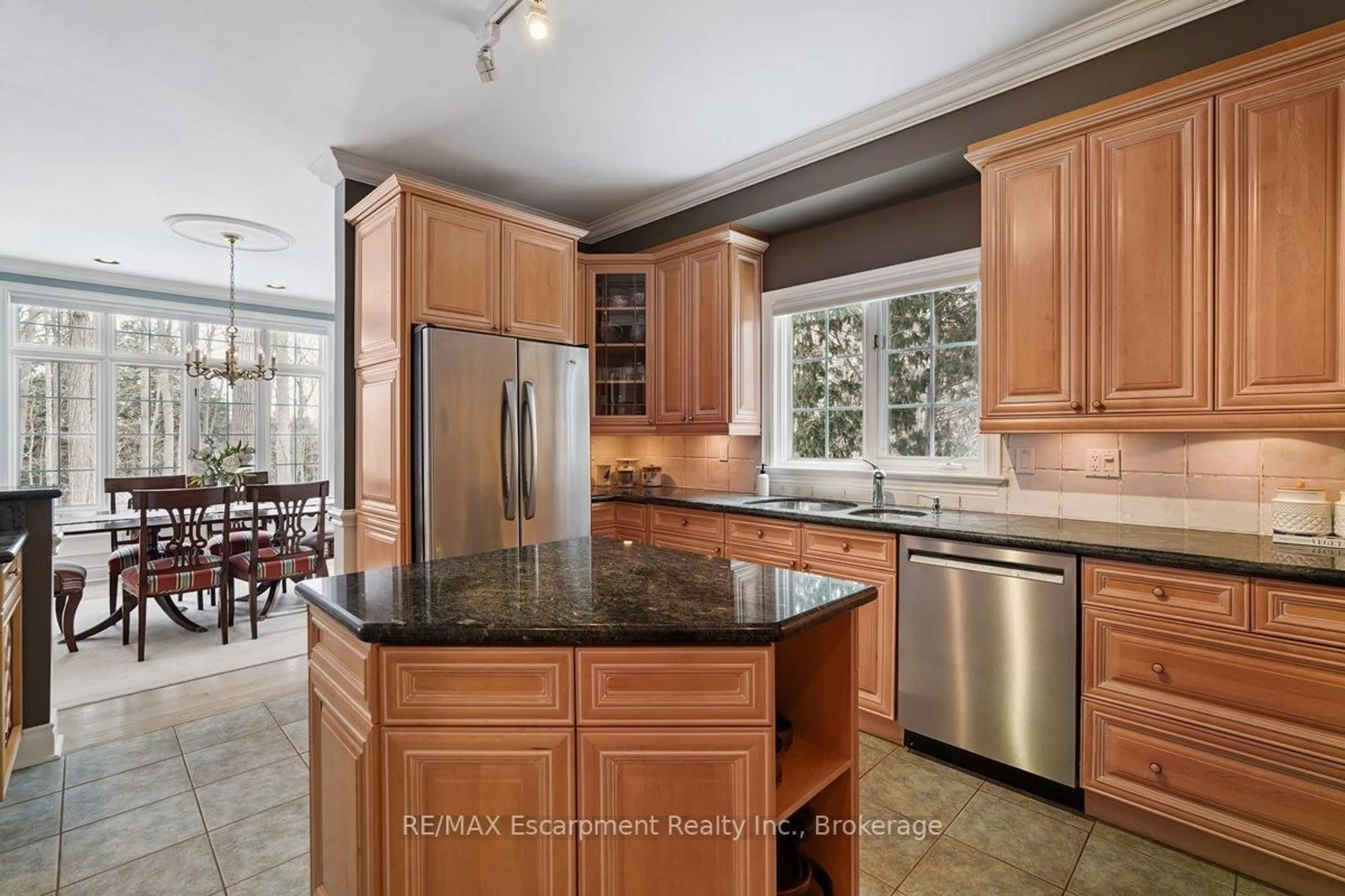 Open concept kitchen, ceramic/tile floor for 2303 Hill Ridge Crt #16, Oakville Ontario L6M 3N3