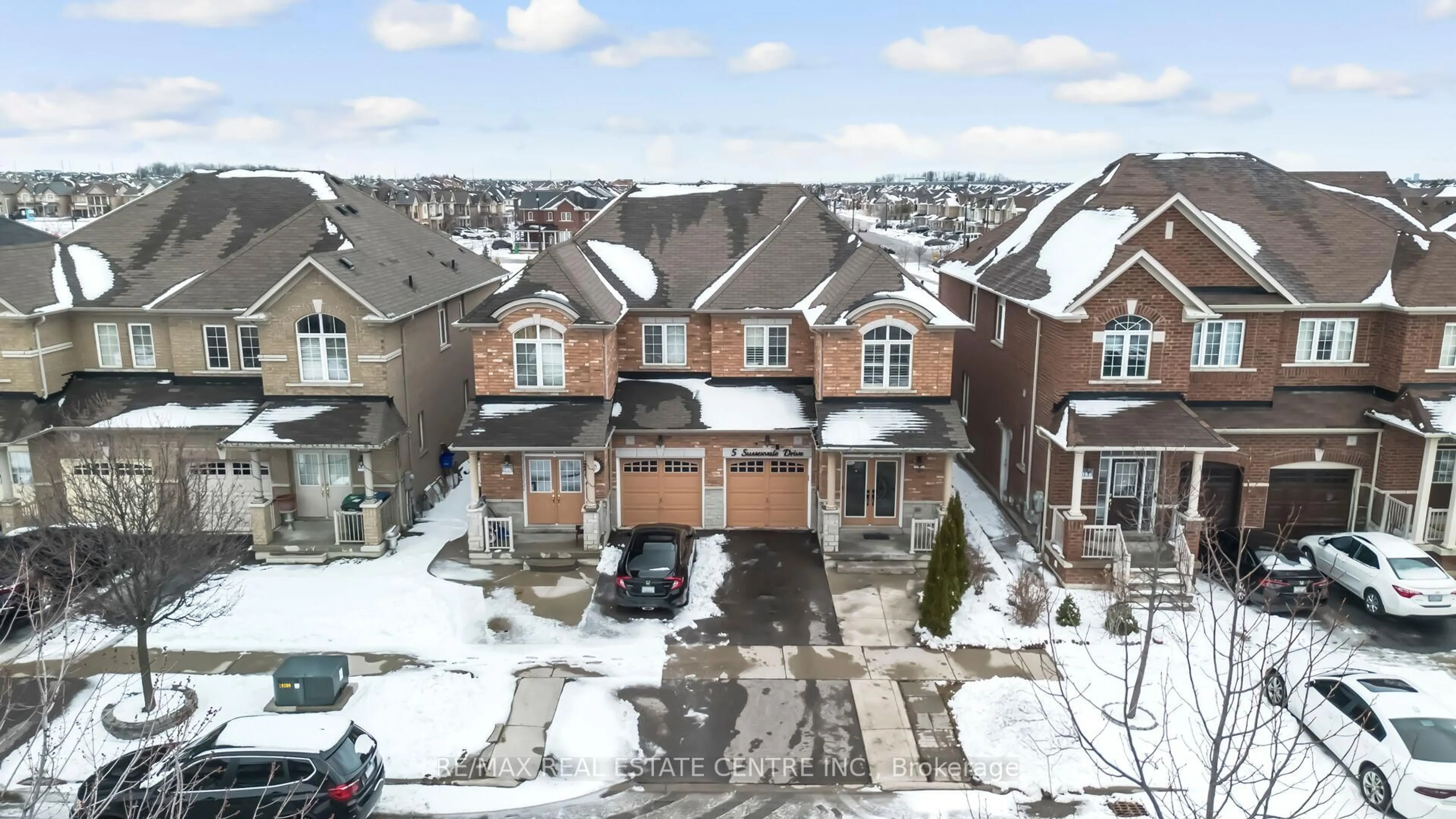 A pic from outside/outdoor area/front of a property/back of a property/a pic from drone, street for 5 Sussexvale Dr, Brampton Ontario L6R 3S1