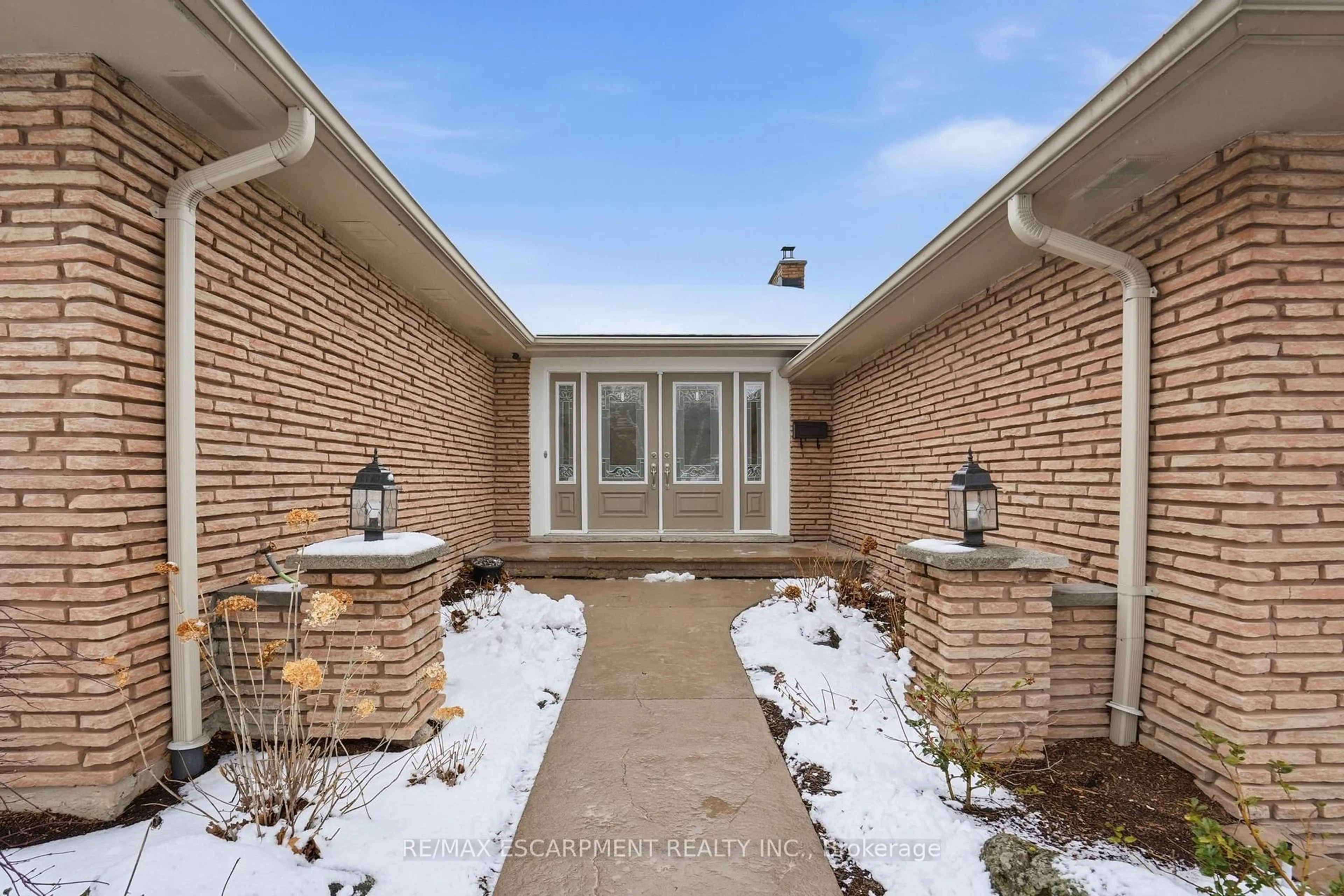 Unknown for 1995 Kerns Rd, Burlington Ontario L7P 3J2