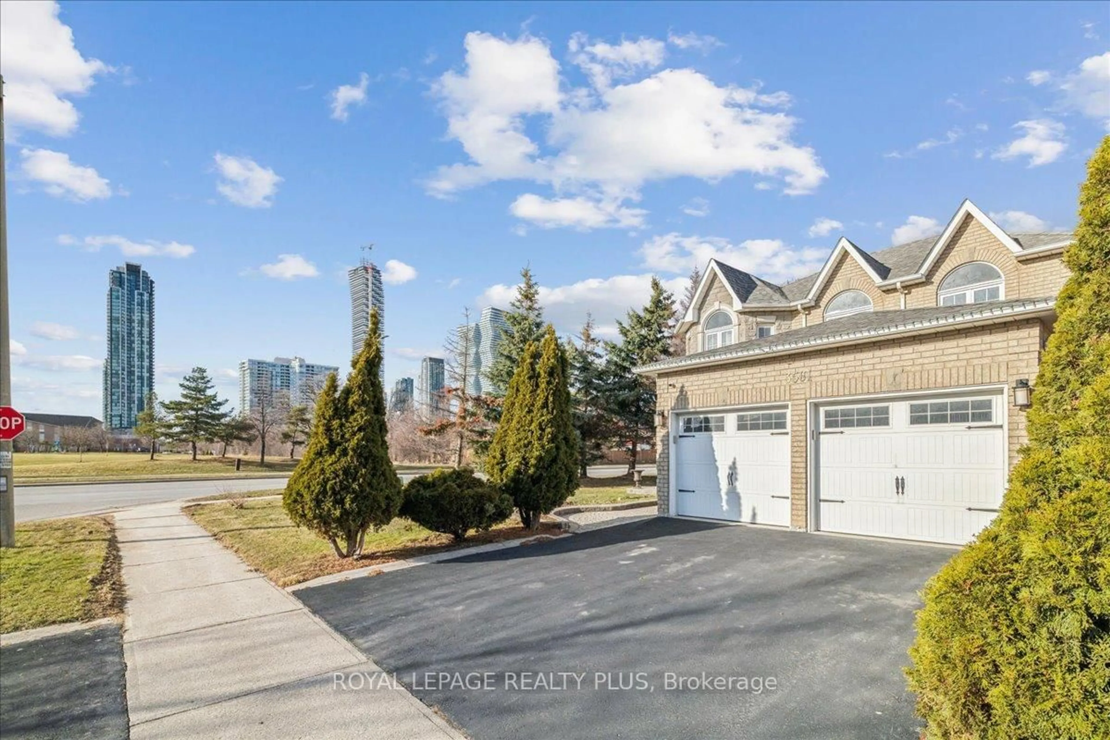 A pic from outside/outdoor area/front of a property/back of a property/a pic from drone, unknown for 3561 Old Orchard Park Dr, Mississauga Ontario L5B 4E3
