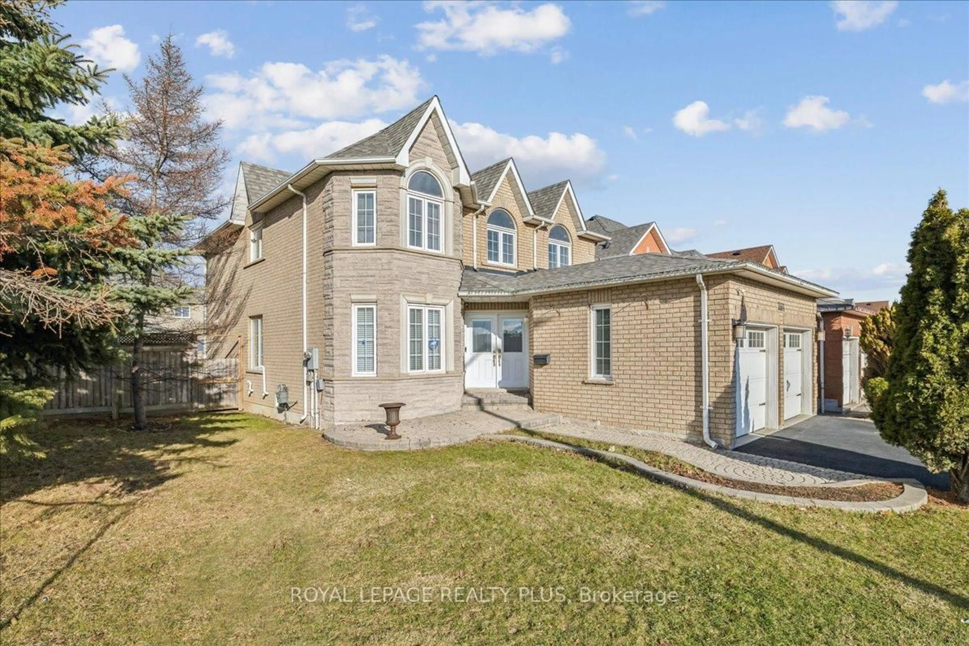A pic from outside/outdoor area/front of a property/back of a property/a pic from drone, street for 3561 Old Orchard Park Dr, Mississauga Ontario L5B 4E3