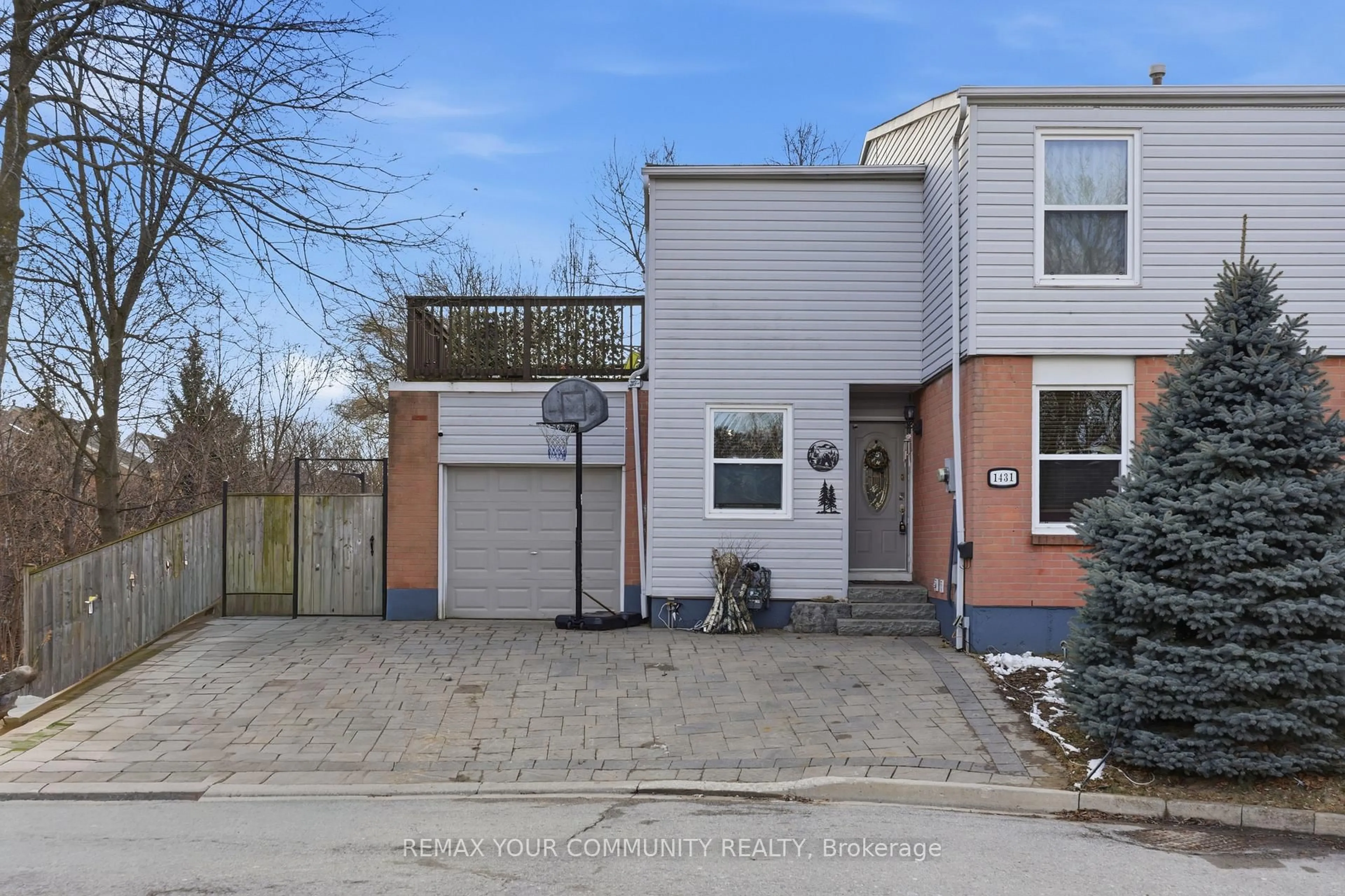 A pic from outside/outdoor area/front of a property/back of a property/a pic from drone, street for 1431 Nesdale Crt, Mississauga Ontario L5J 4M1