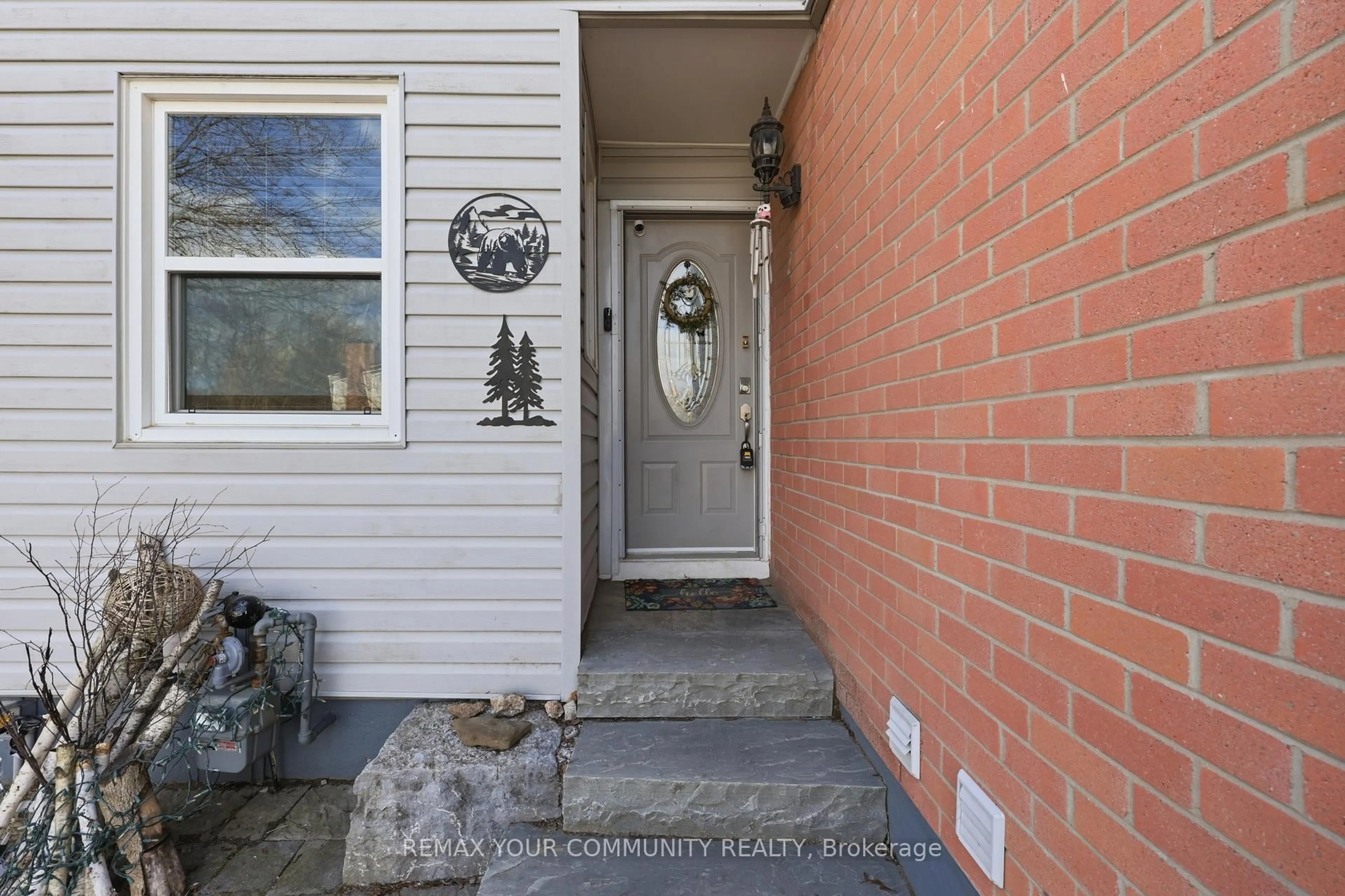 Indoor entryway for 1431 Nesdale Crt, Mississauga Ontario L5J 4M1
