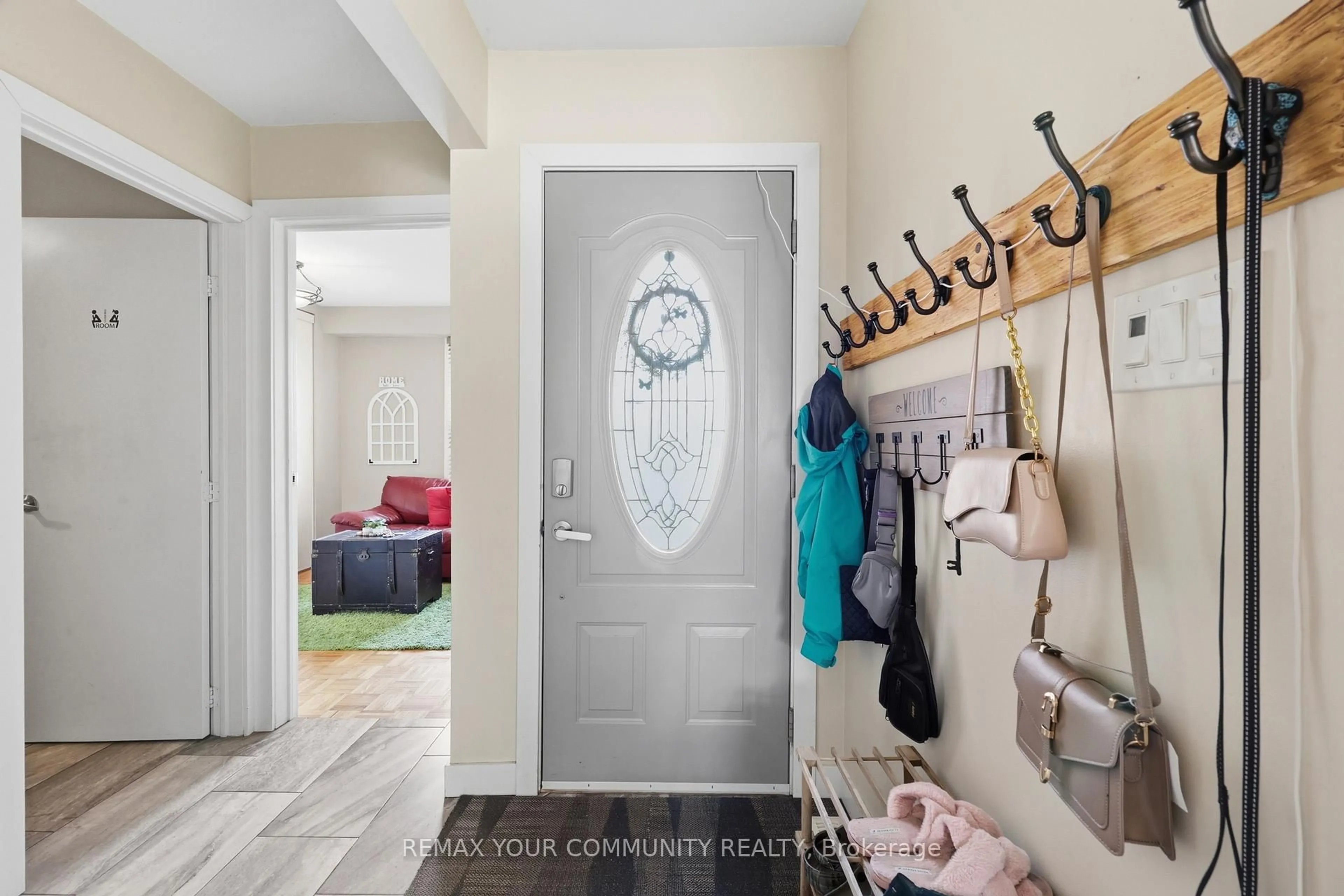 Indoor entryway for 1431 Nesdale Crt, Mississauga Ontario L5J 4M1