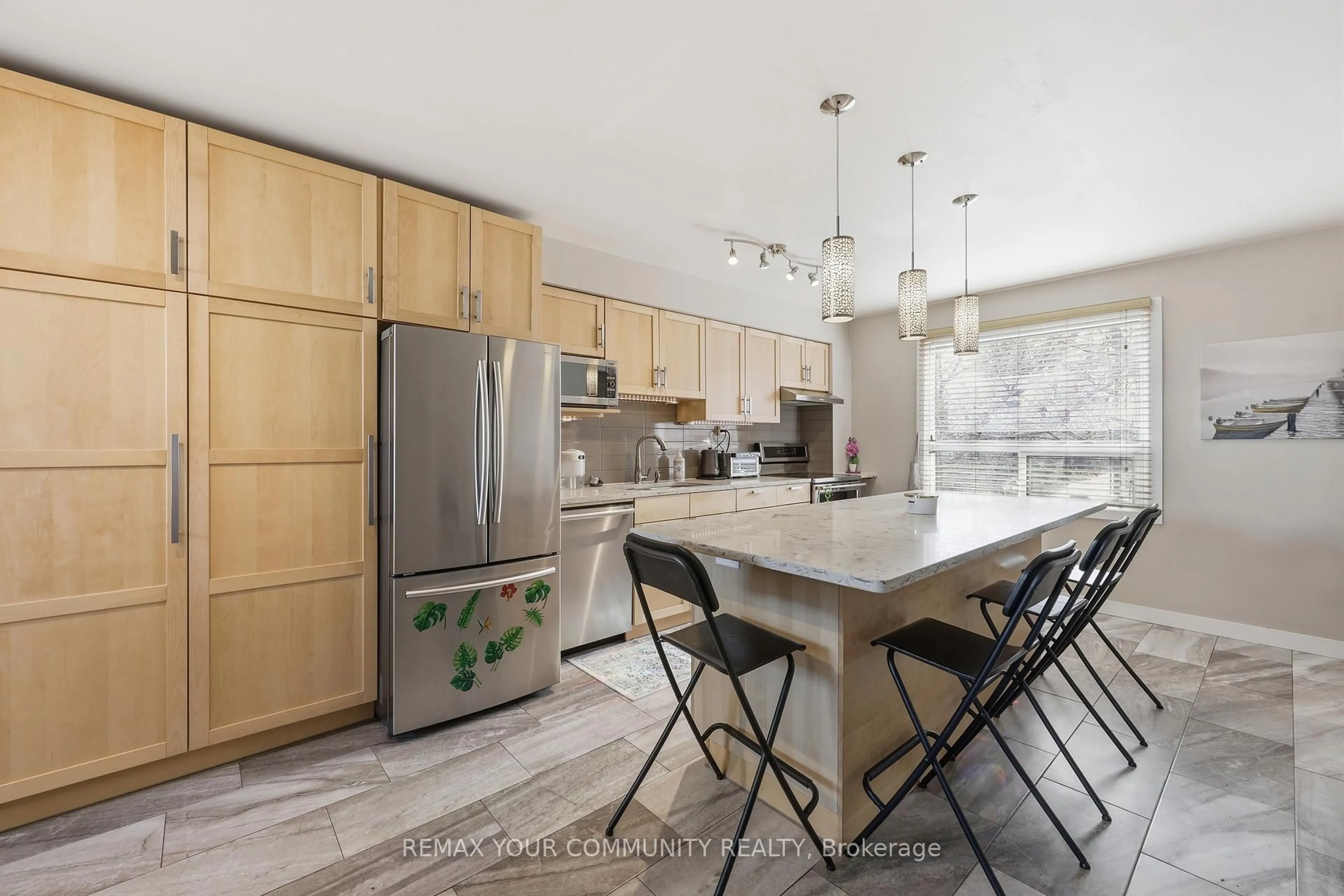 Contemporary kitchen, unknown for 1431 Nesdale Crt, Mississauga Ontario L5J 4M1