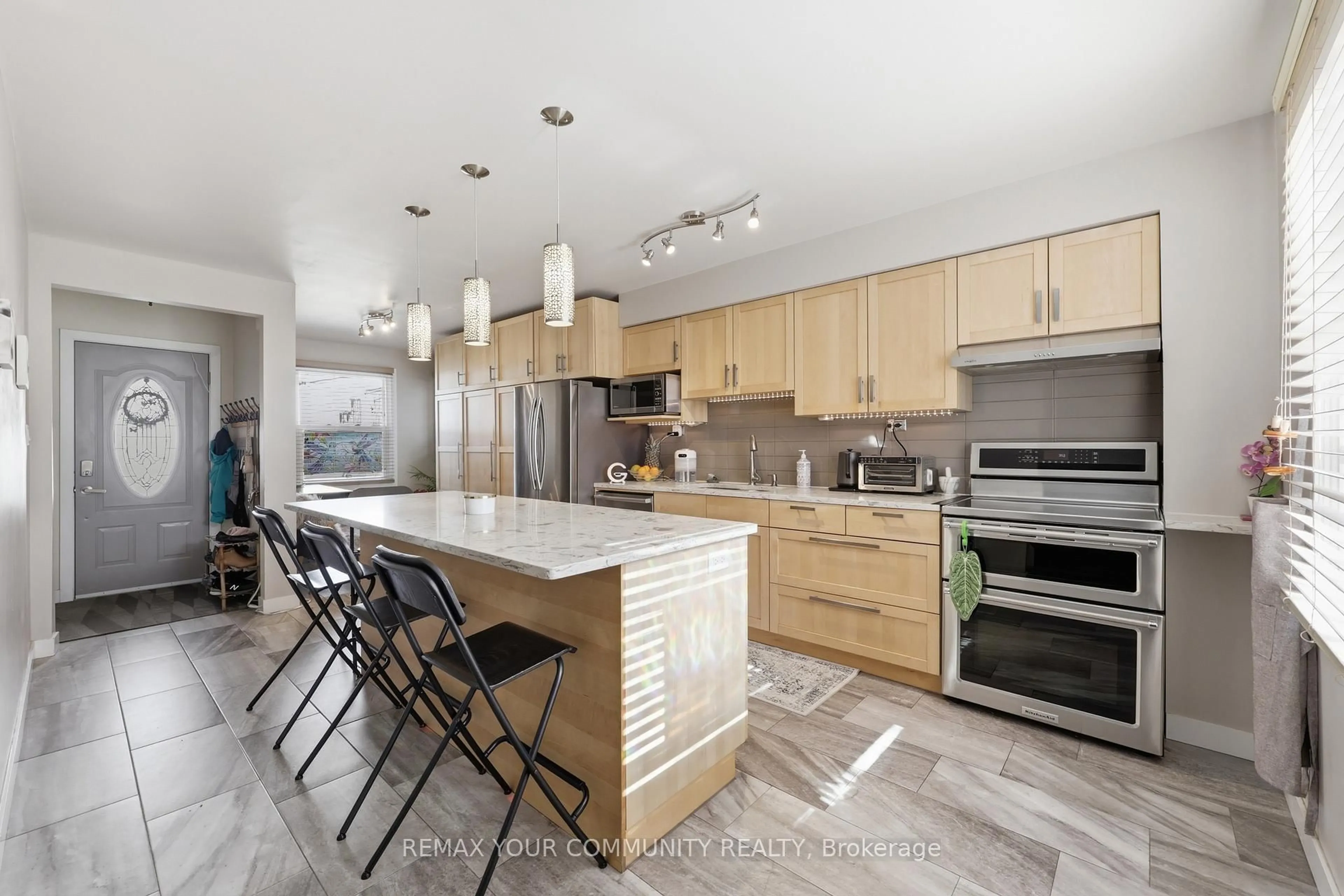 Contemporary kitchen, unknown for 1431 Nesdale Crt, Mississauga Ontario L5J 4M1
