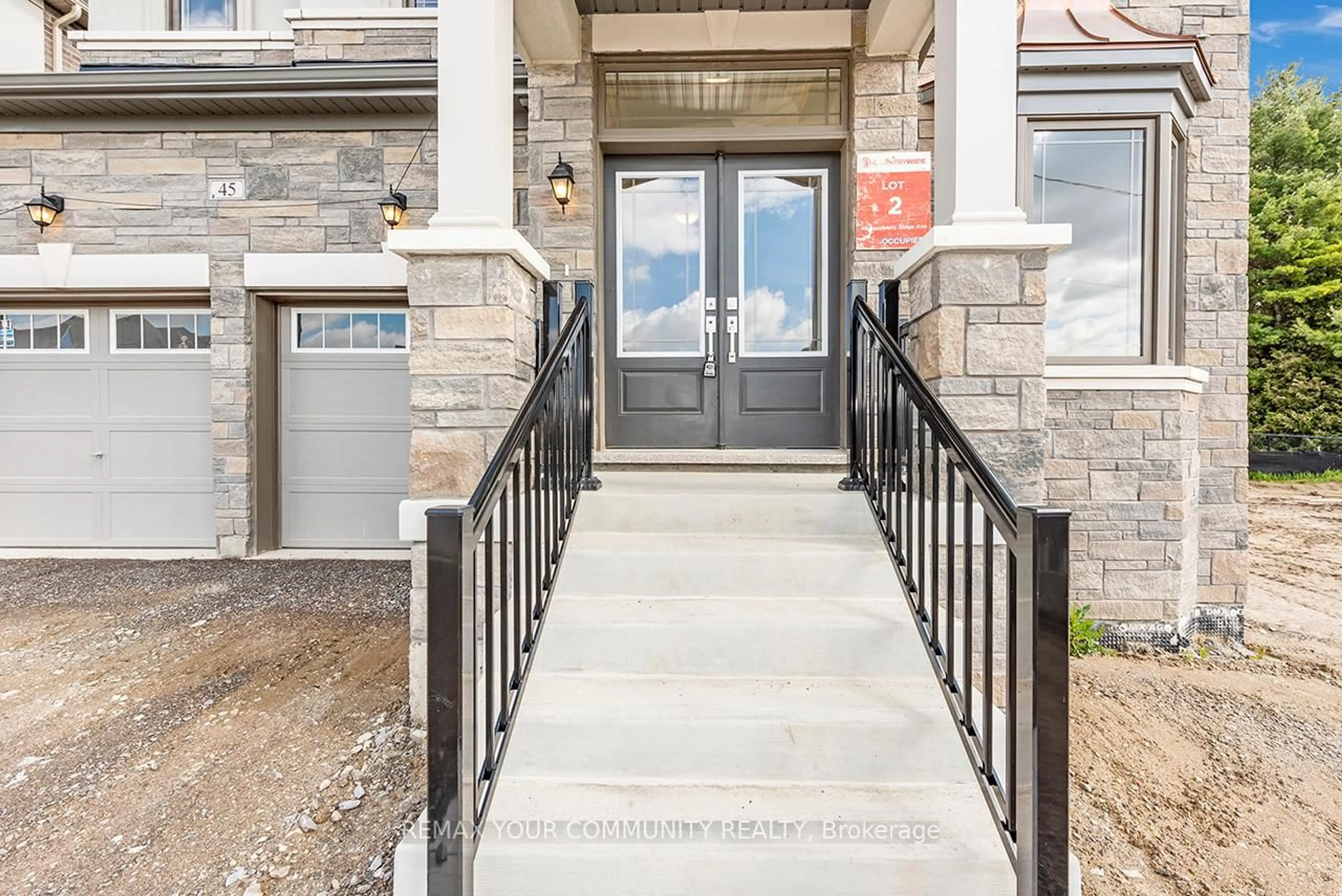Indoor entryway for 45 Raspberry Ridge Ave, Caledon Ontario L7C 4M9