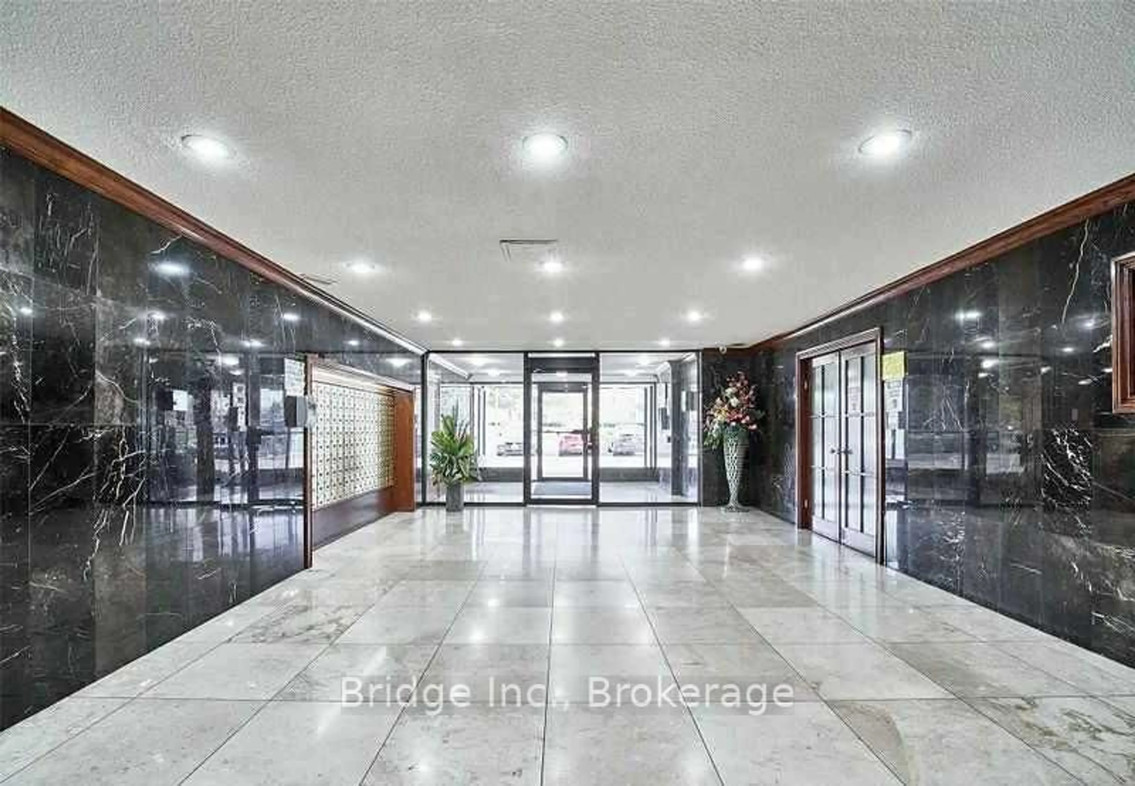 Indoor foyer for 10 Tobermory Dr #405, Toronto Ontario M3N 2Y5