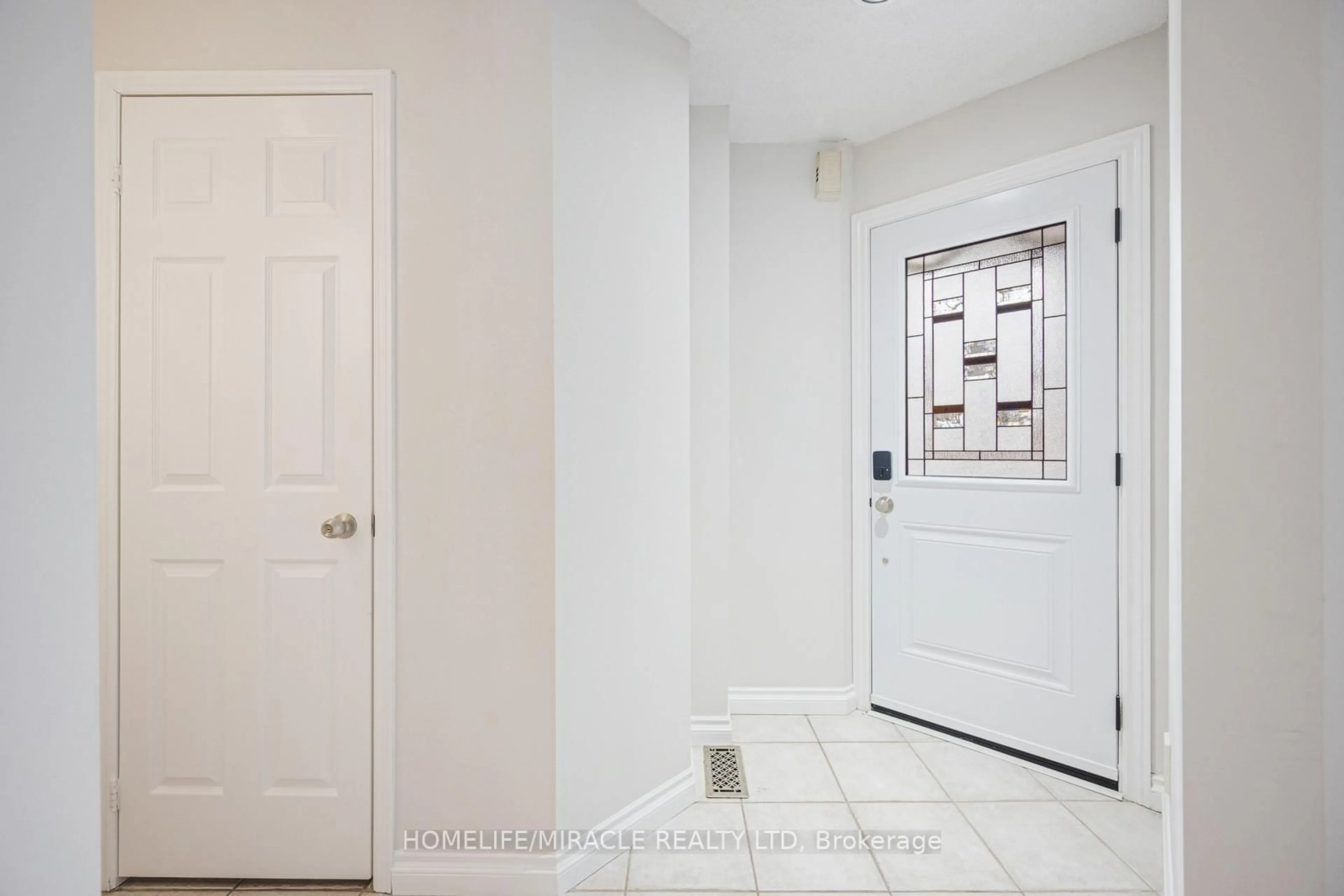 Indoor entryway for 2065 Sixth Line #29, Oakville Ontario L6H 5R8