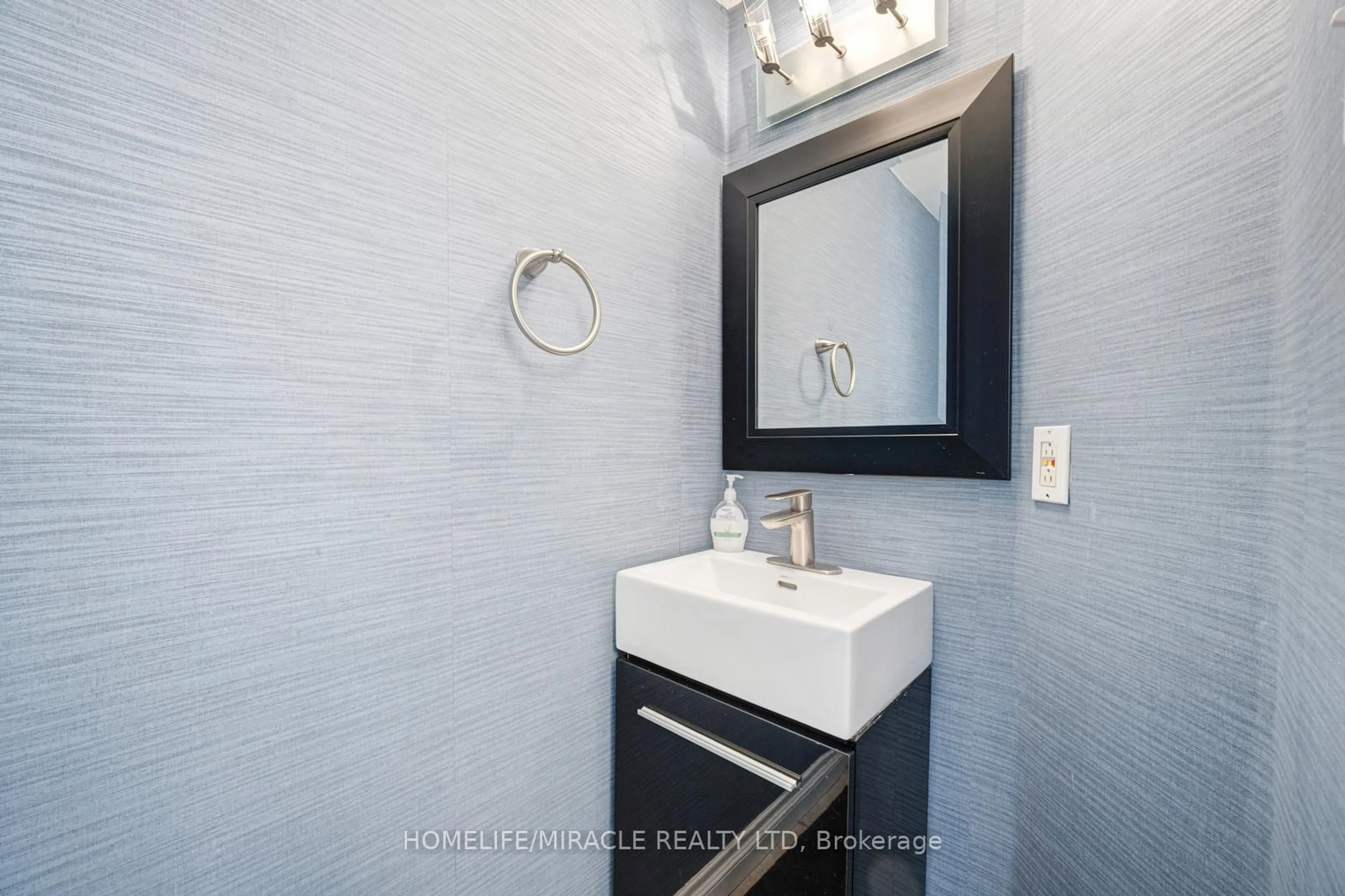 Standard bathroom, ceramic/tile floor for 2065 Sixth Line #29, Oakville Ontario L6H 5R8