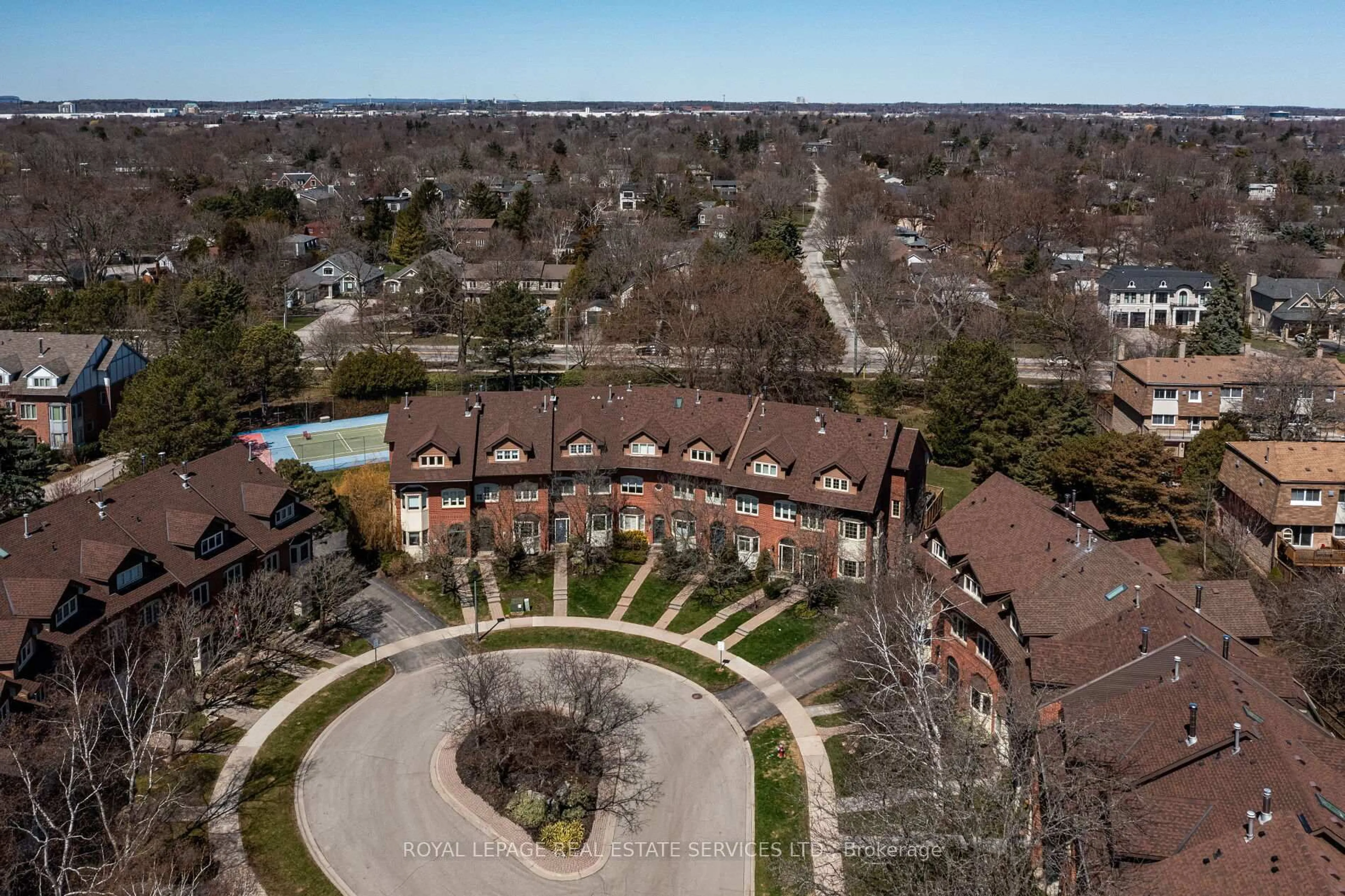 A pic from outside/outdoor area/front of a property/back of a property/a pic from drone, unknown for 68 Tradewind Dr, Oakville Ontario L6L 6K8