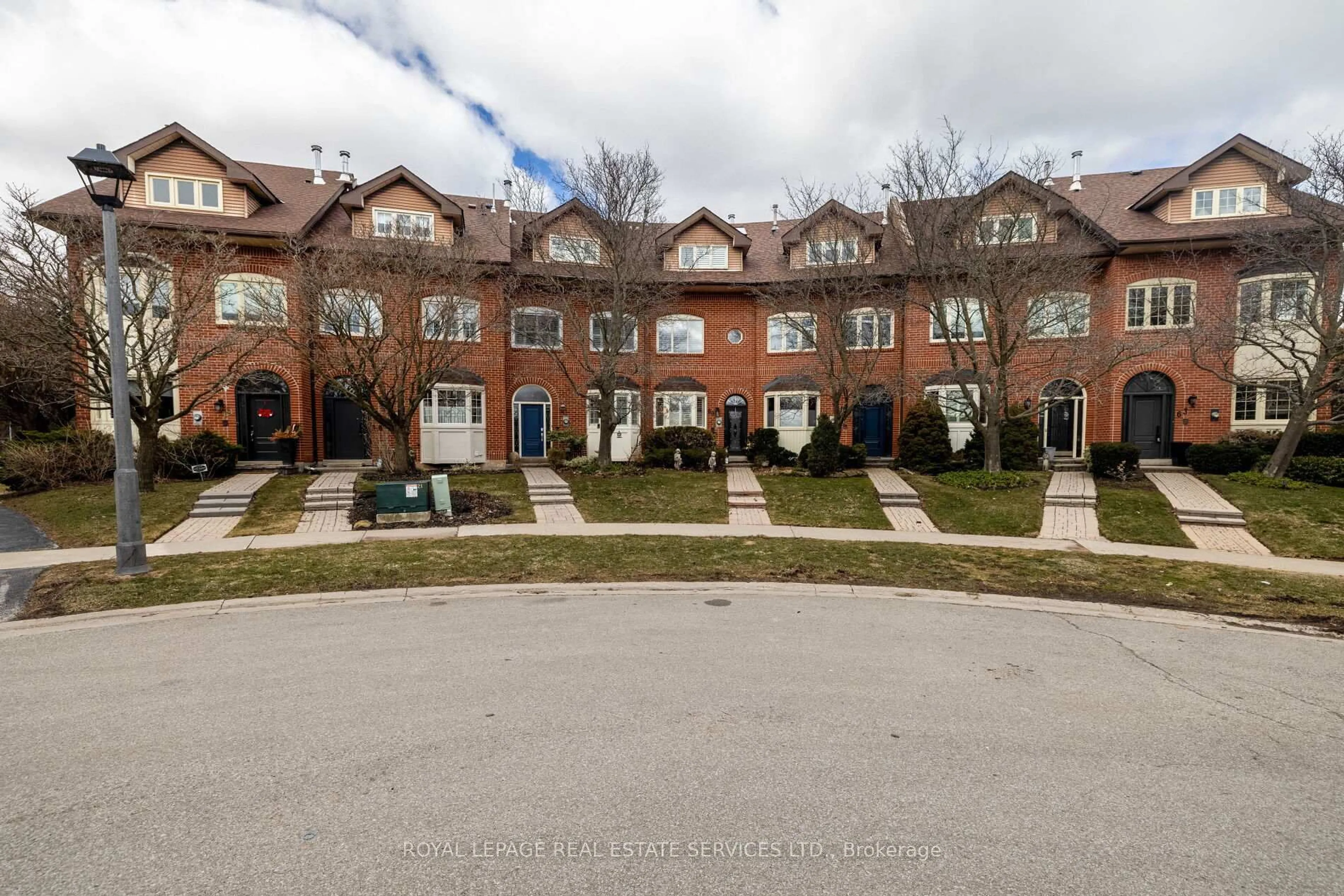 A pic from outside/outdoor area/front of a property/back of a property/a pic from drone, street for 68 Tradewind Dr, Oakville Ontario L6L 6K8
