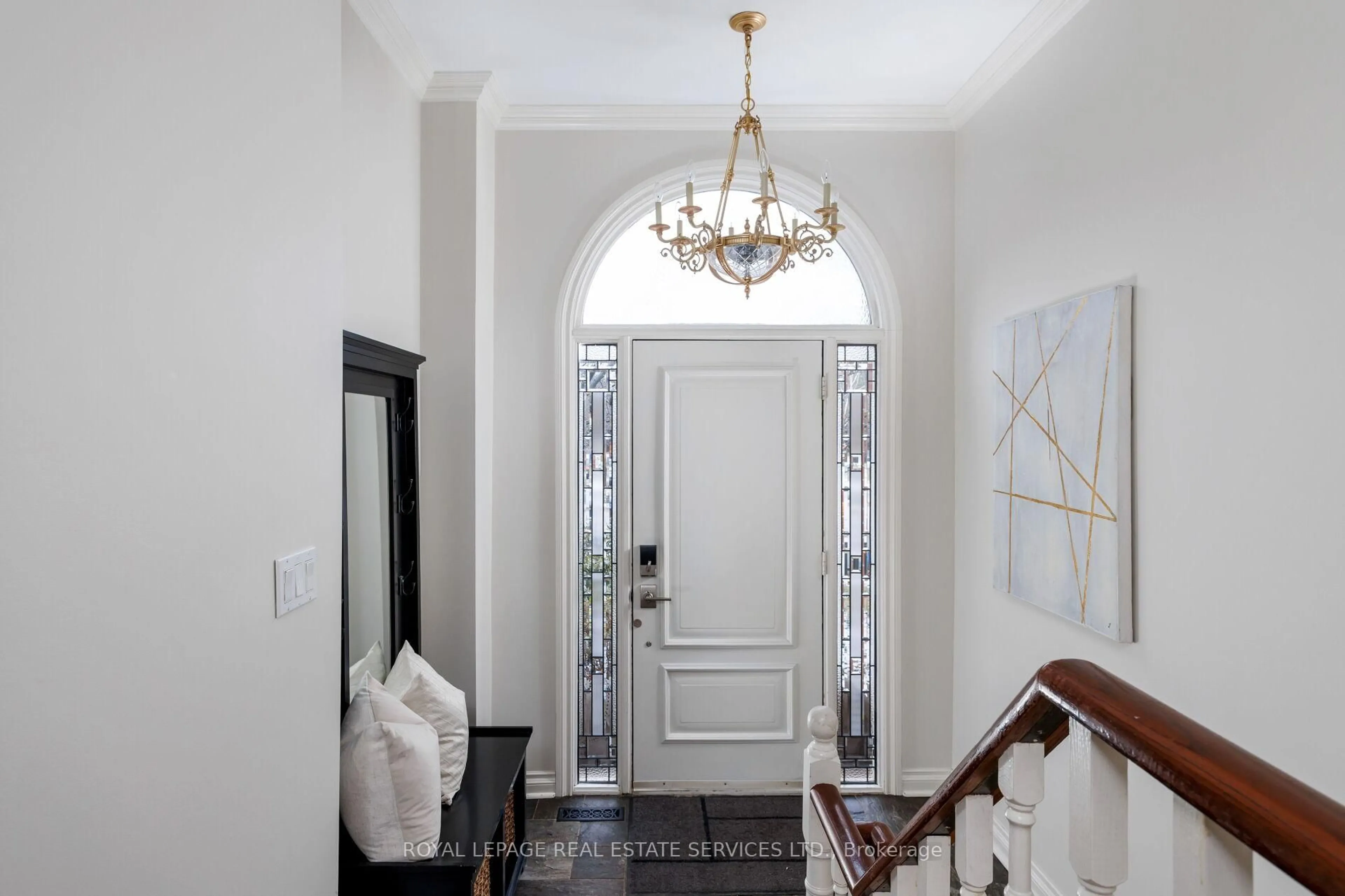 Indoor entryway for 68 Tradewind Dr, Oakville Ontario L6L 6K8