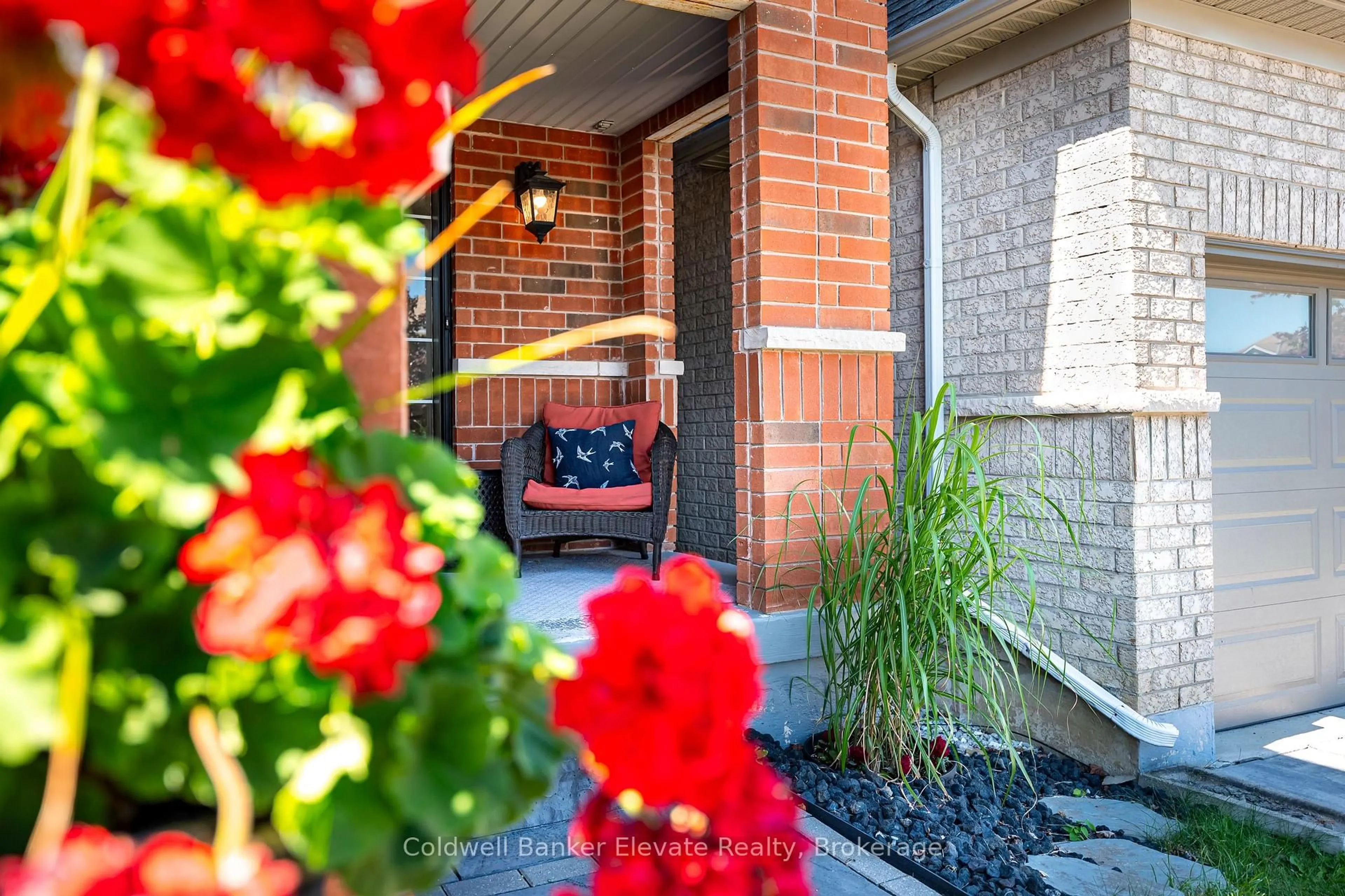 Patio, street for 91 Snowberry Cres, Halton Hills Ontario L7G 6M8