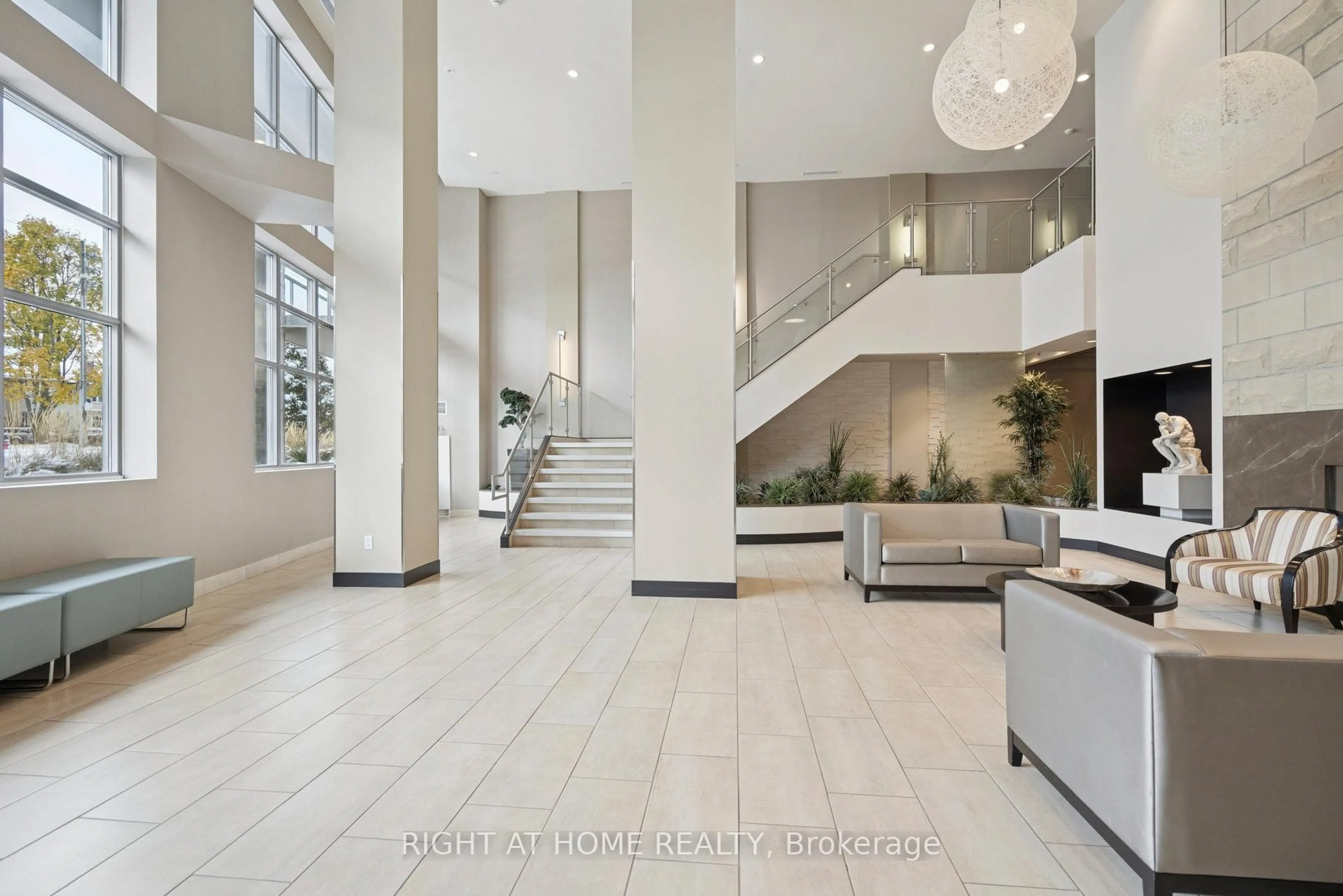 Indoor foyer for 551 Maple Ave #1002, Burlington Ontario L7S 1M7